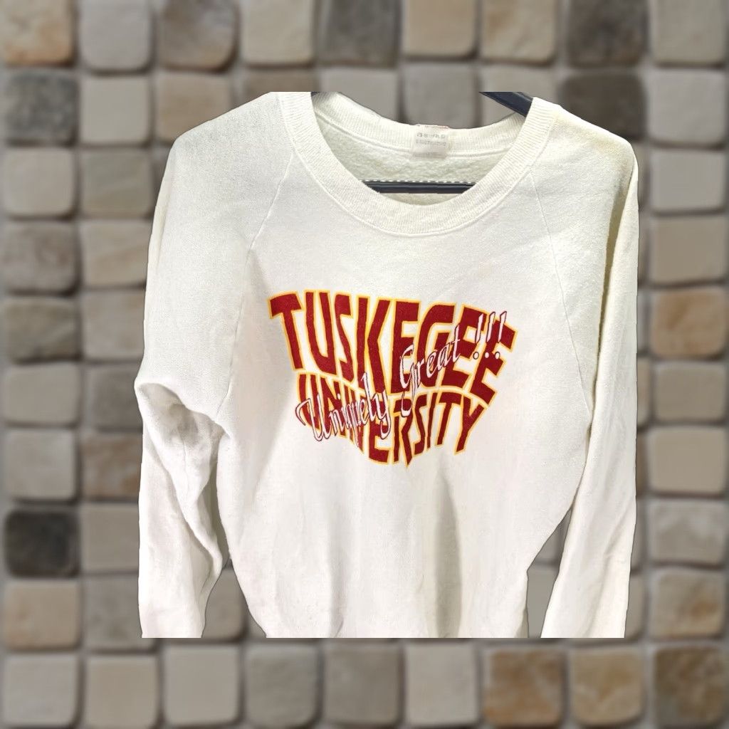 Fruit Of The Loom VINTAGE Tuskegee University Sweatshirt Men XL White Long Sleeve Pullover Crew Neck Graphic Print University Theme Mens Size US XL / EU 56 / 4 - 1 Thumbnail