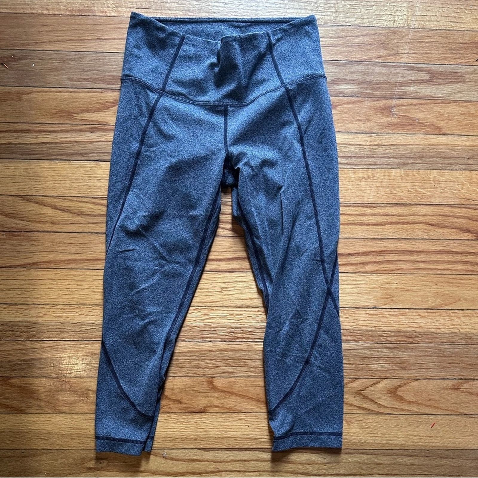 Athleta Athleta Capri Grey Leggings Size 27" / US 4 / IT 40 - 1 Thumbnail