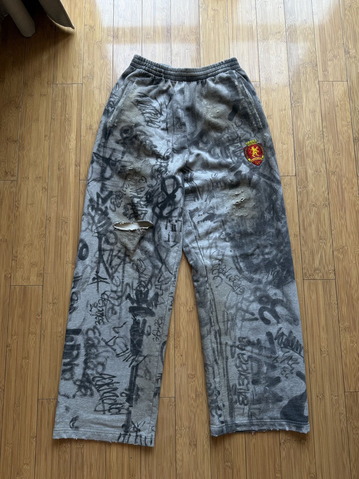 Balenciaga Balenciaga skater graffiti sport pants Size US 34 / EU 50 - 1 Thumbnail