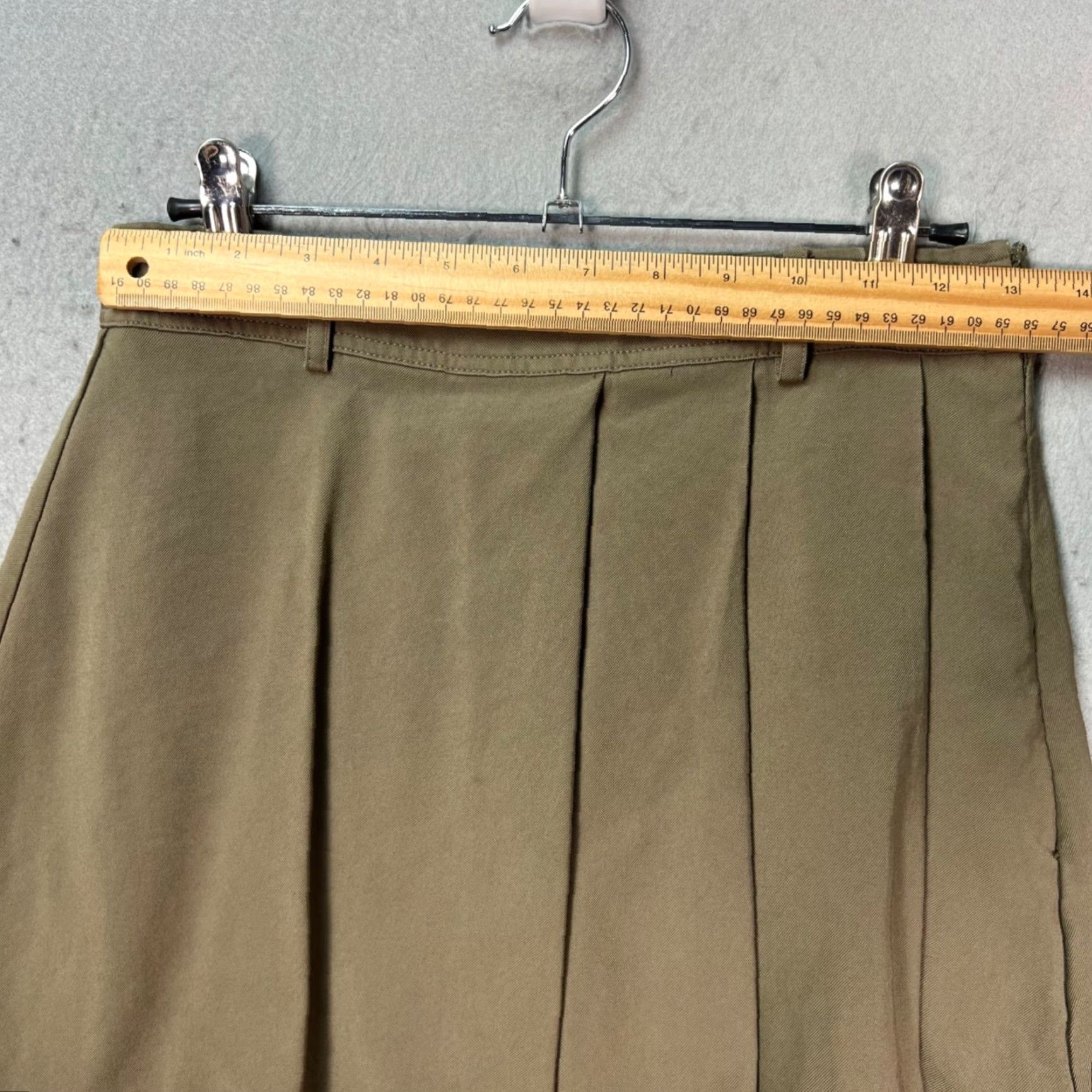 Zara Zara Womens XS Olive Green Pleated Mini Skirt Skirt, Mini, Pleat, Green, XS, Zara, Casual, Summer, Spring, Regular, Short, Women, Adult Womens XS Size 26" / US 2 / IT 38 - 5 Thumbnail