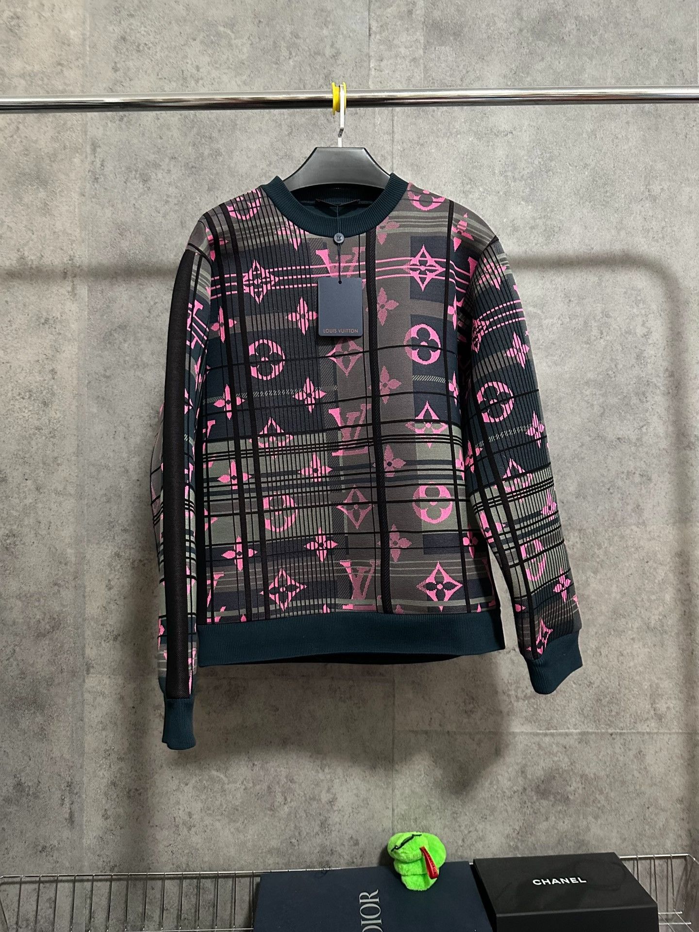 Louis Vuitton Louis Vuitton Neon Monogram Crewneck Sweatshirt Size US M / EU 48-50 / 2 - 1 Thumbnail