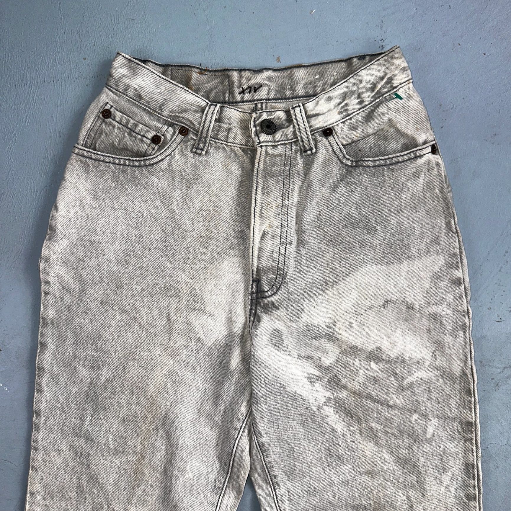 Levi's VINTAGE Levis 501 Jeans Women's Gray Acid Wash 22x29 Button Fly 5 100% Cotton USA Size 27" / US 4 / IT 40 - 2 Thumbnail