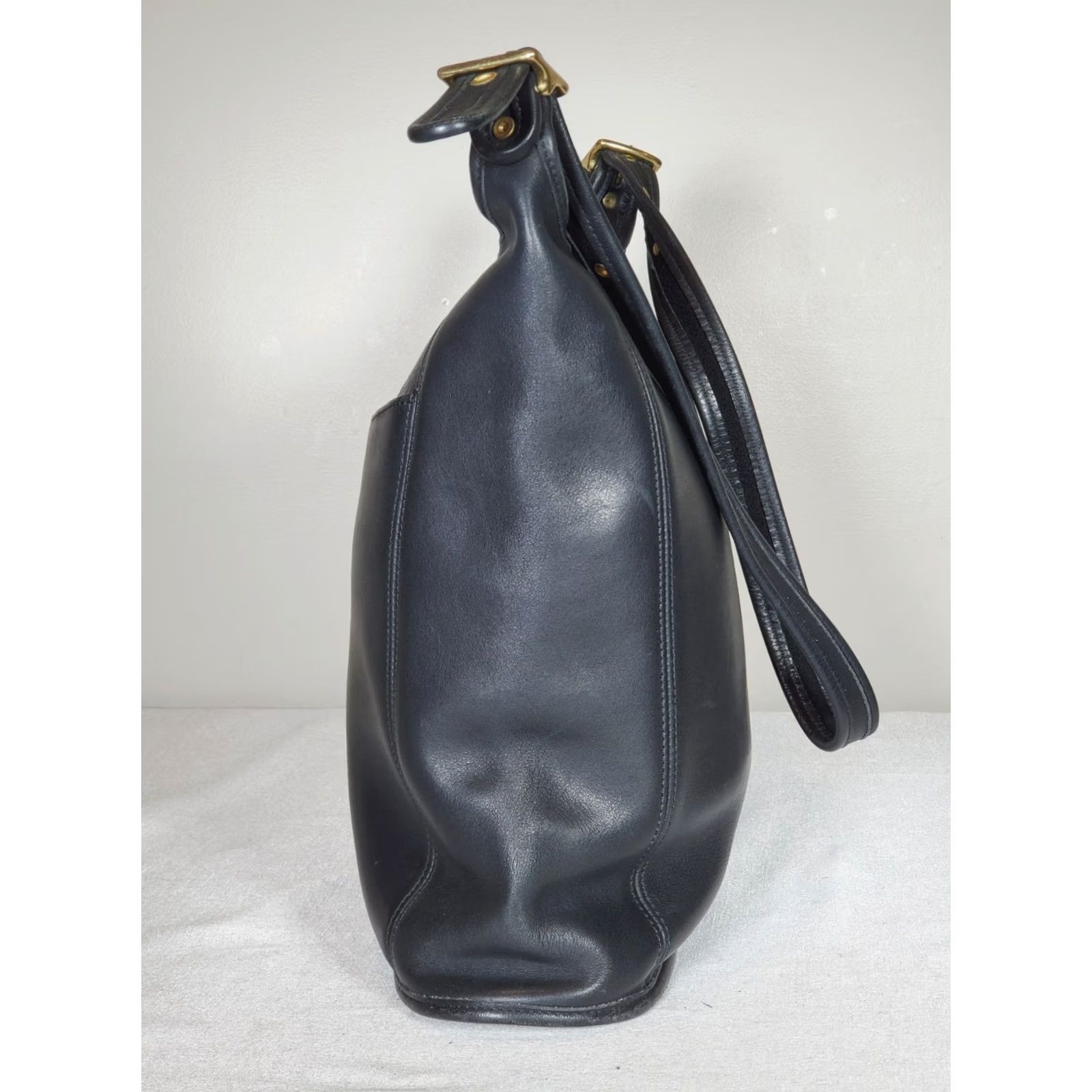Coach VINTAGE Coach Slim Duffle Sac Shoulder Bag Black Leather Zip Top Outside Slip Pocket Women's Medium 90s Classic Size M / US 6-8 / IT 42-44 - 5 Thumbnail