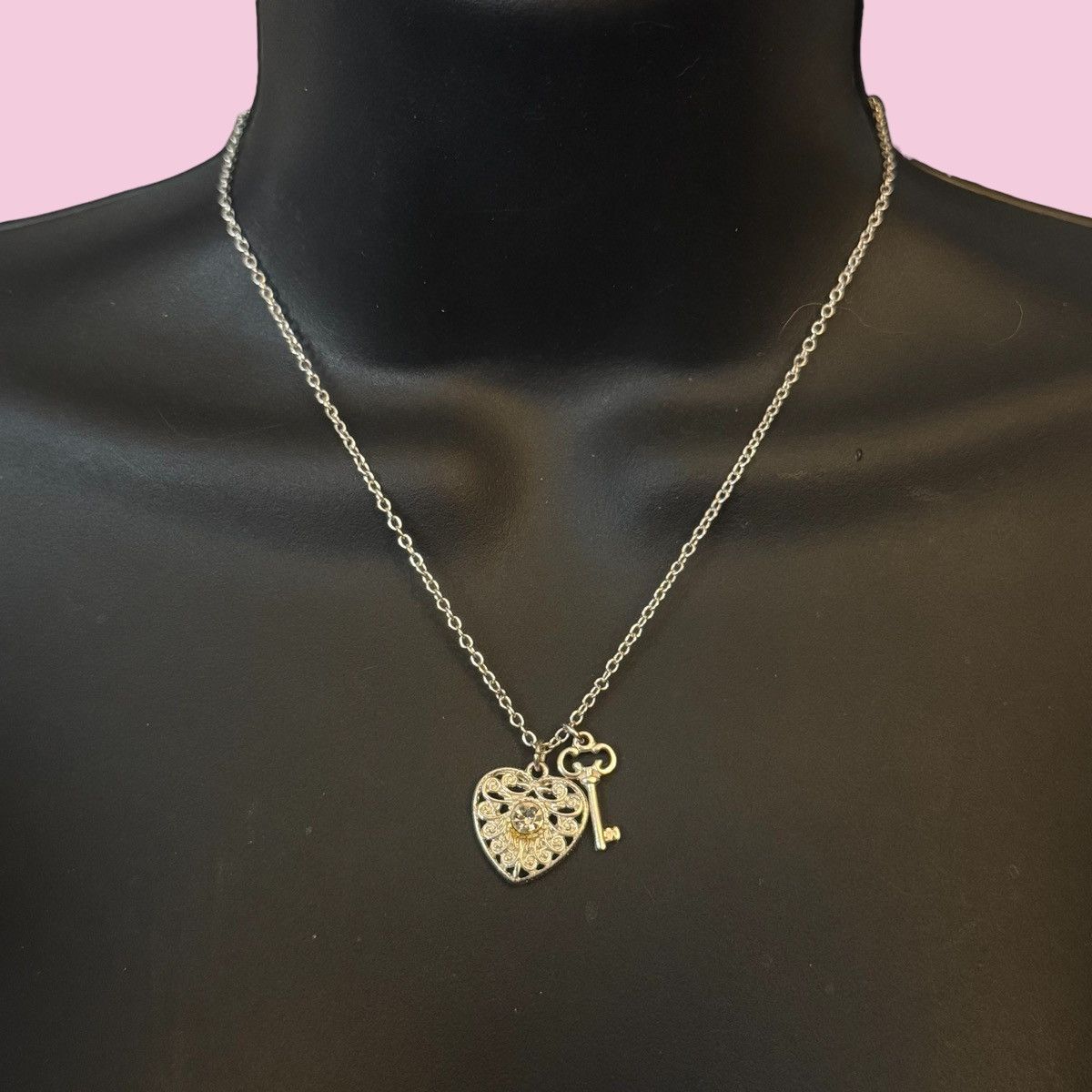 Vintage Vintage Avon Key To My Heart pendant necklace Size ONE SIZE - 1 Thumbnail