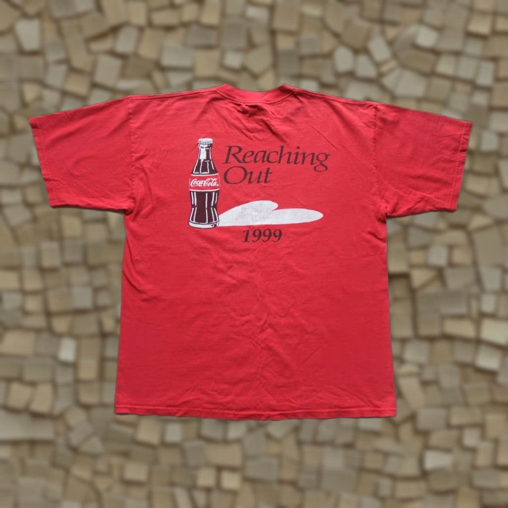 Vintage VINTAGE COCA COLA GILDAN 90s REACHING OUT HEART LOVE T SHIRT Men XL Red Crew Neck Short Sleeve 1999 Size US XL / EU 56 / 4 - 1 Thumbnail