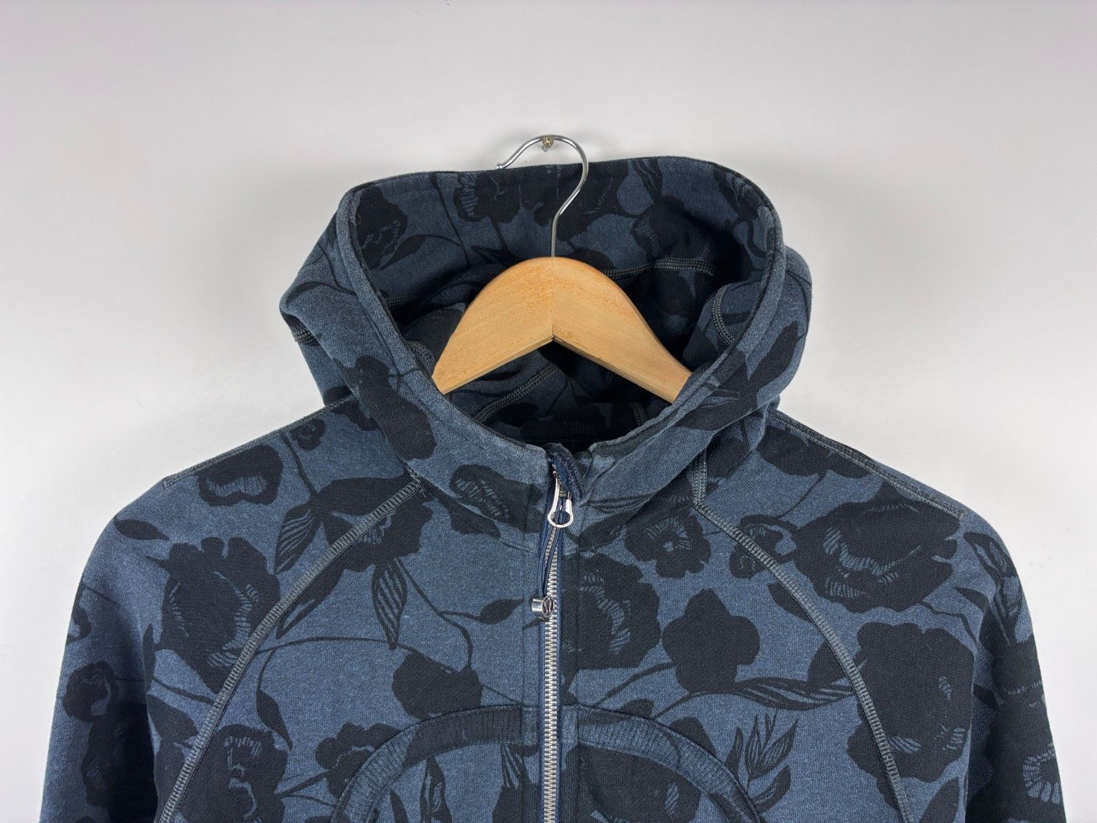 Lululemon Lululemon Scuba Floral Hoodie Cotton Blue Womens Size ~S Size S / US 4 / IT 40 - 2 Thumbnail