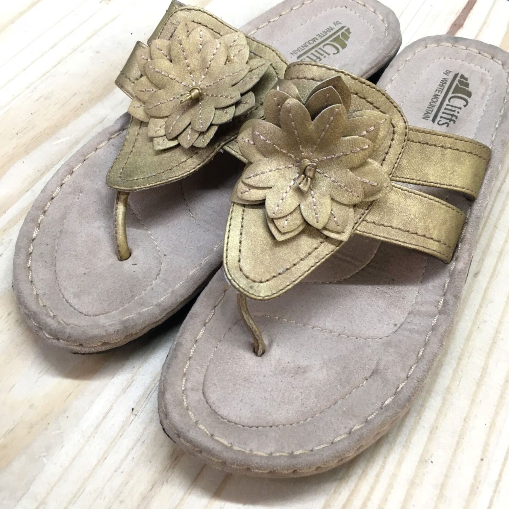 Vintage Cliffs by White Mountain Sandals Womens 9.5 M Cove Thong Gold Faux Leather Wedge Size US 10 / IT 40 - 4 Thumbnail