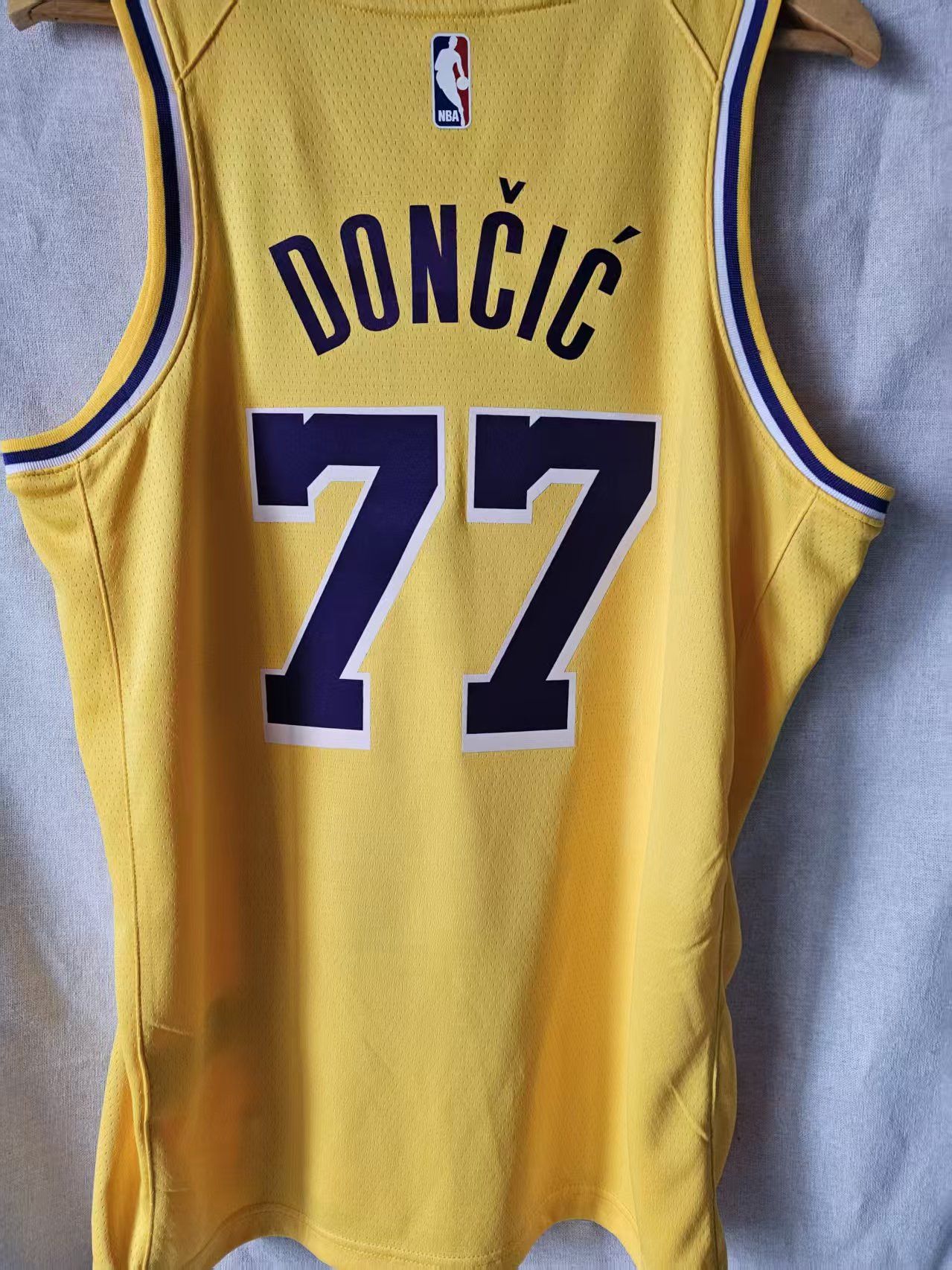 NBA 25 Los Angeles Lakers #77 Dončić Jersey XL Size US XL / EU 56 / 4 - 1 Thumbnail
