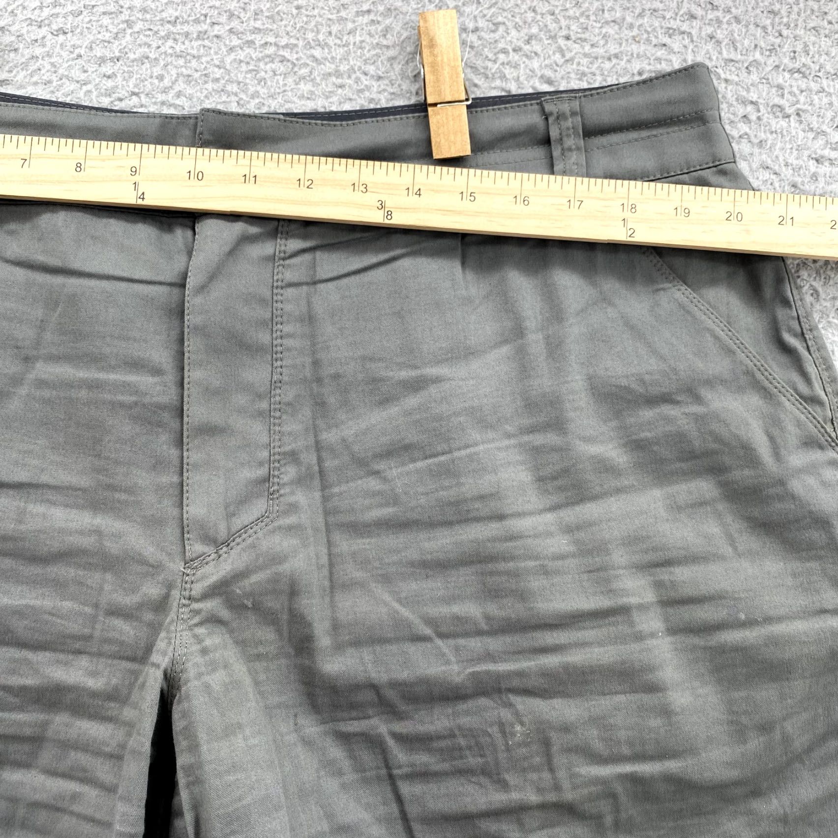 Vintage Kuhl Men's Hiking Shorts 38 Green Khaki Cargo Pocket Lightweight 90s Outdoor Camping Travel Mens Size US 38 / EU 54 - 5 Thumbnail
