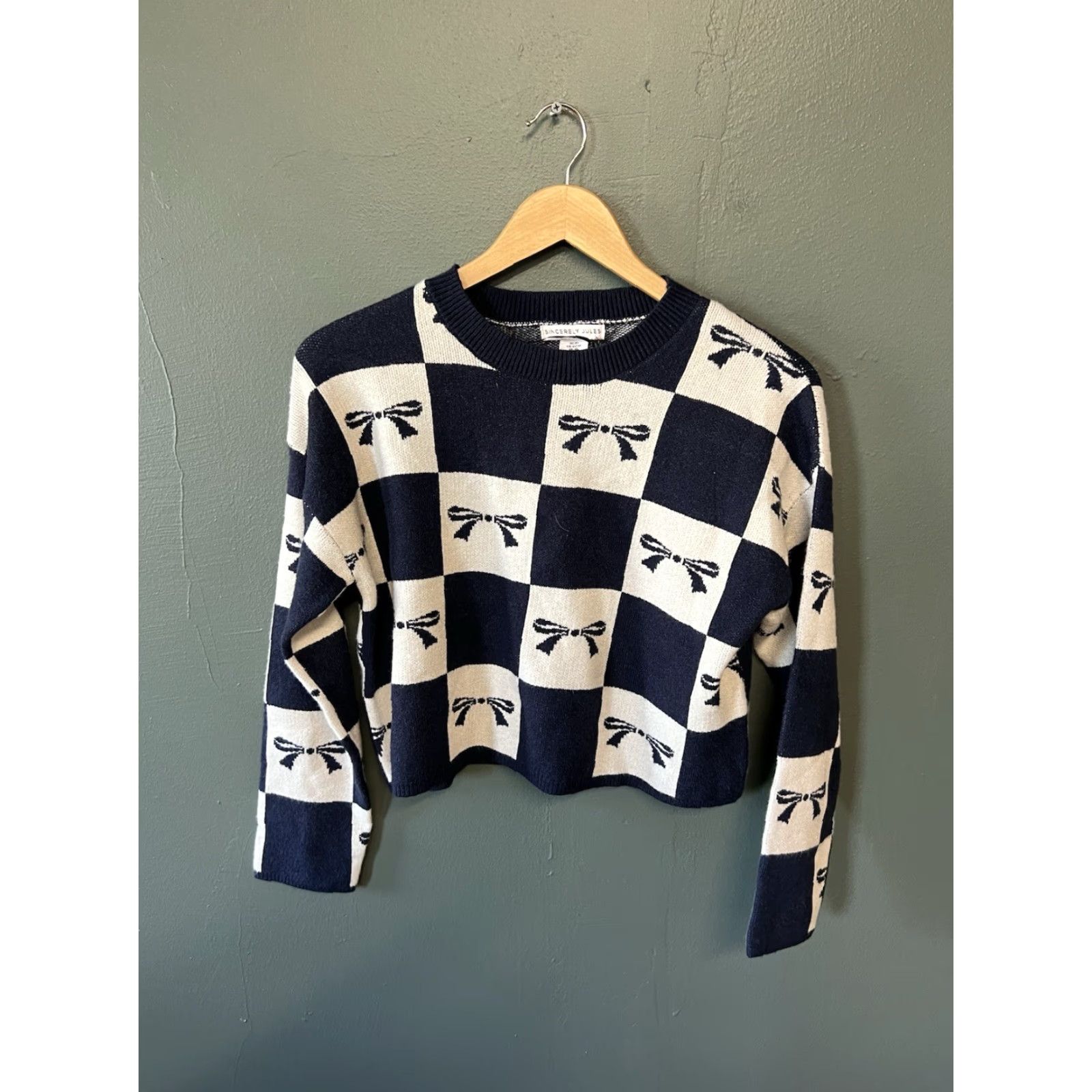 Vintage Sincerely Jules Womens Blue Cropped Pullover Sweatshirt Bow Tie Graphic XS Sweatshirt Pullover Bow Tie Blue Womens XS Size XS / US 0-2 / IT 36-38 - 2 Thumbnail