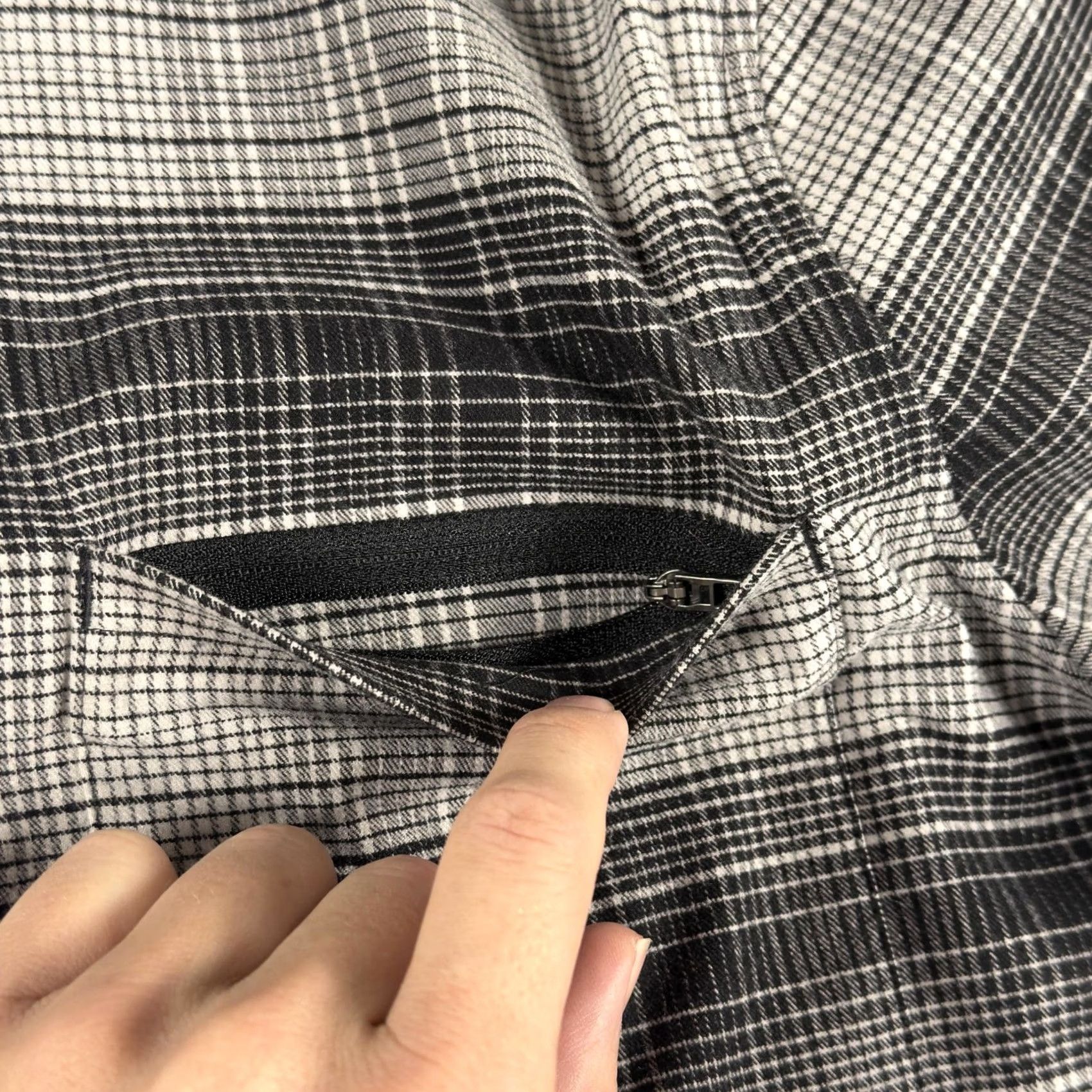 Lululemon Lululemon Flannel Shirt Mens Large Gray Black Plaid Long Sleeve Size US L / EU 52-54 / 3 - 4 Thumbnail