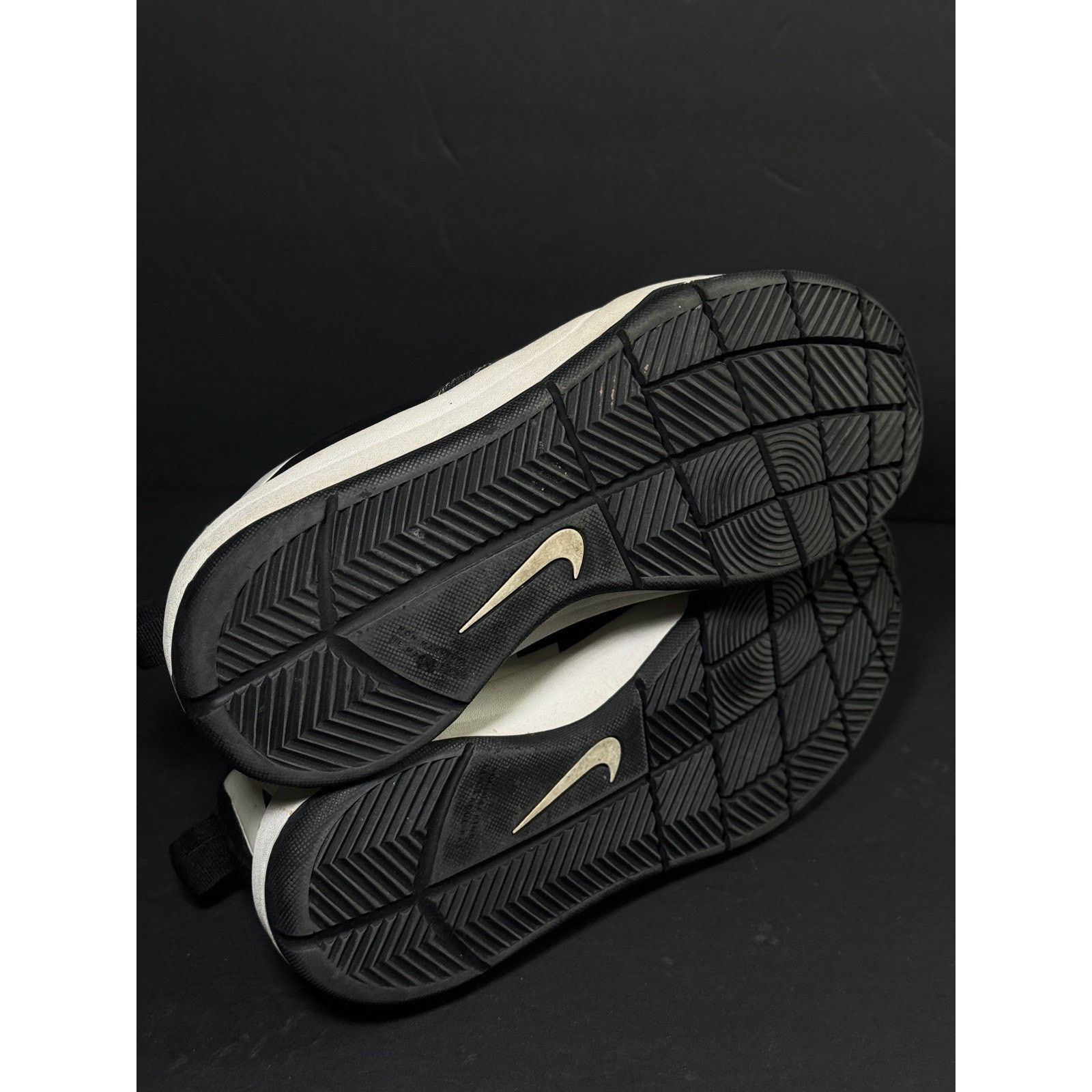 Nike Nike Team Hustle DT Youth sneakers size 7Y black Basketball Size US 7 / EU 40 - 7 Thumbnail