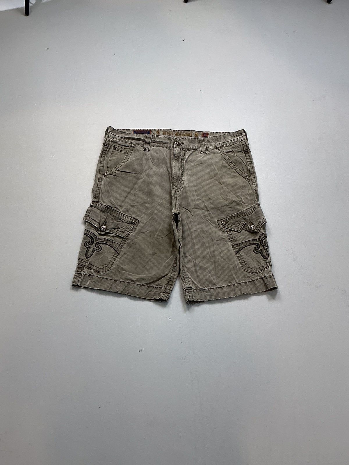 Rock Revival Vintage rock revival cargo jort Size US 44 / EU 60 - 1 Thumbnail