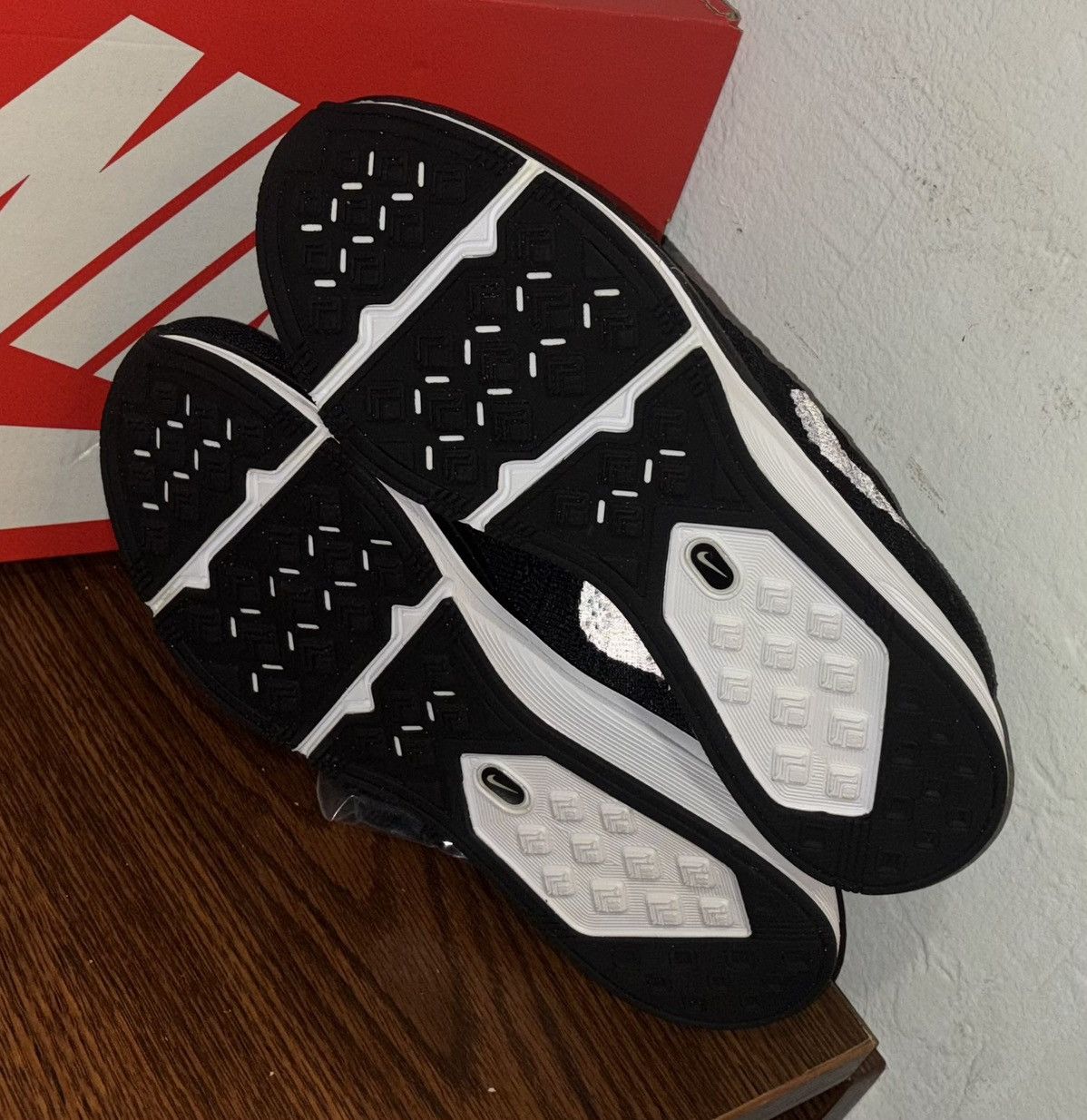 Nike Nike Flyknit Trainer Black White 3M Size US 5 / EU 37 - 7 Thumbnail