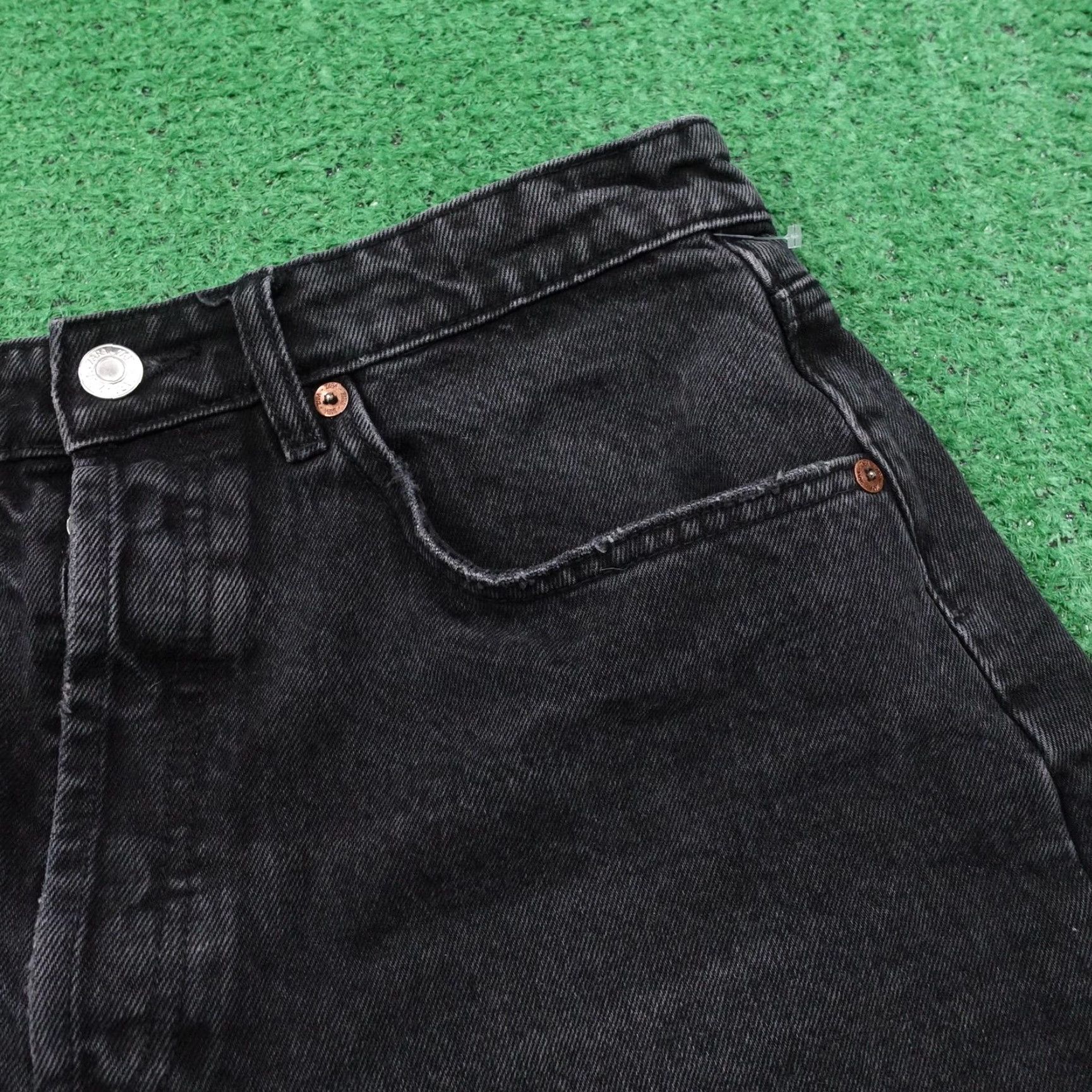 Zara VINTAGE Zara Shorts Women 10 Denim High Rise Raw Hem Distressed Button Fly Casual Summer Size 32" / US 10 / IT 46 - 4 Thumbnail