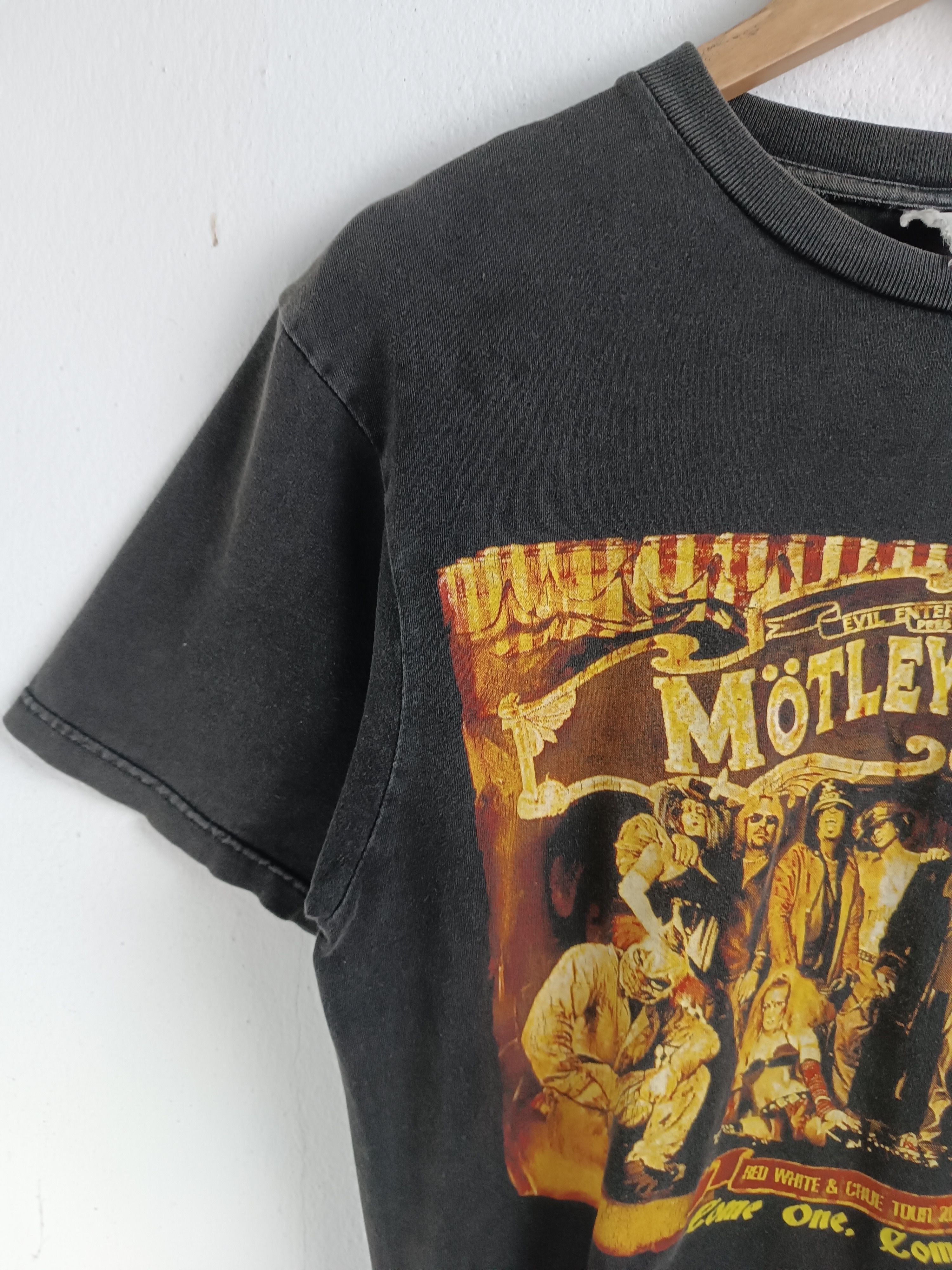 Band Tees VINTAGE 2005 MOTLEY CRUE RED, WHITE & CRUE ratt kiss poison Size US M / EU 48-50 / 2 - 5 Thumbnail