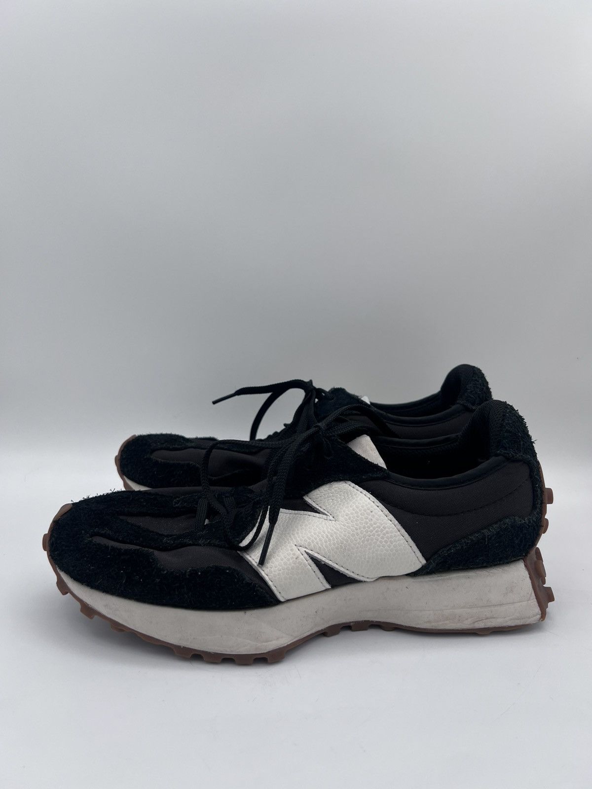 New Balance New Balance 327 mens 7.5 Black White Gum Size US 7.5 / EU 40-41 - 3 Thumbnail