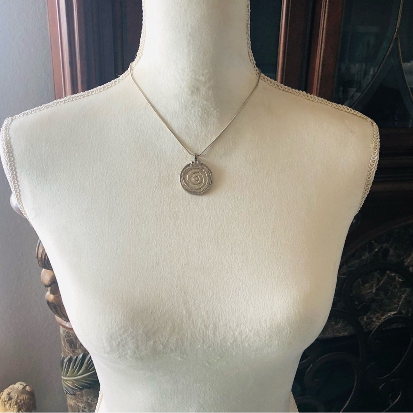 Vintage Vintage antique silver swirl pendant on chain necklace Size ONE SIZE - 7 Thumbnail