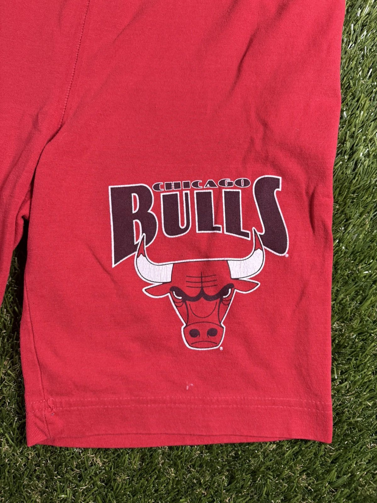 NBA Vintage 90s Nutmeg Chicago Bulls Graphic Logo Cotton Shorts Size US 34 / EU 50 - 2 Thumbnail