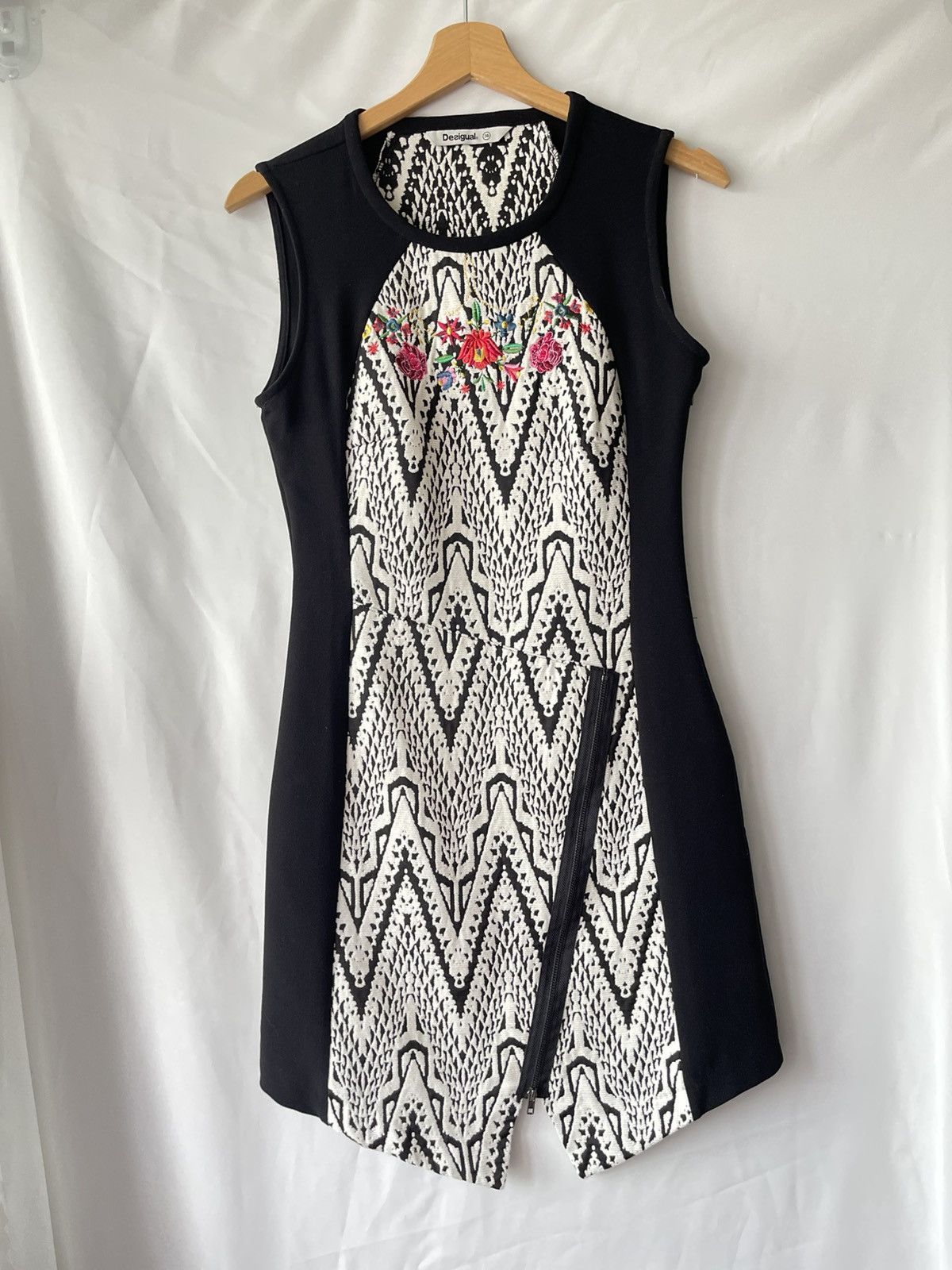 Desigual Dress desigual S black white with floral embroidery pencil Size S / US 4 / IT 40 - 1 Thumbnail