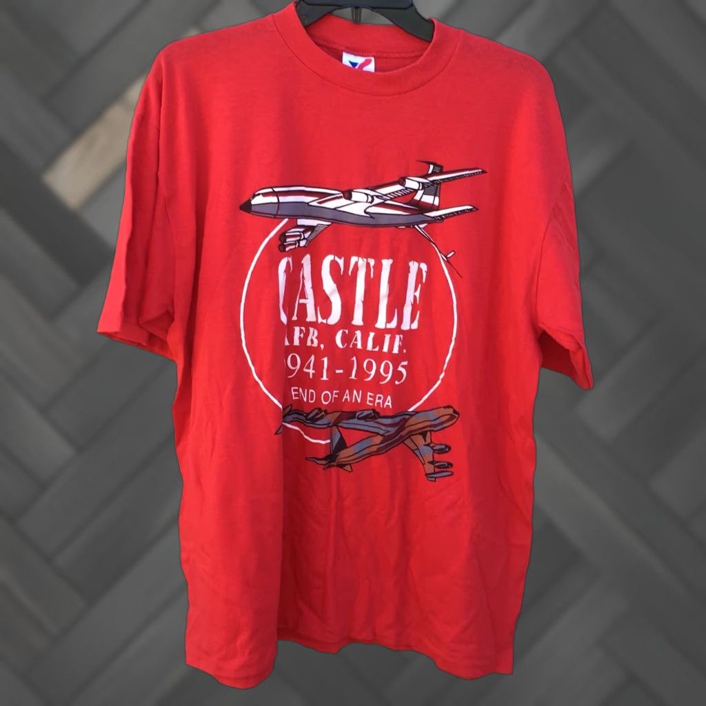Vintage Vintage Air Force Base Tee L Mens 1990s Red Polycotton Graphic T-Shirt Castle AFB Calif 1941-1995 End Of An Era Size US L / EU 52-54 / 3 - 1 Thumbnail
