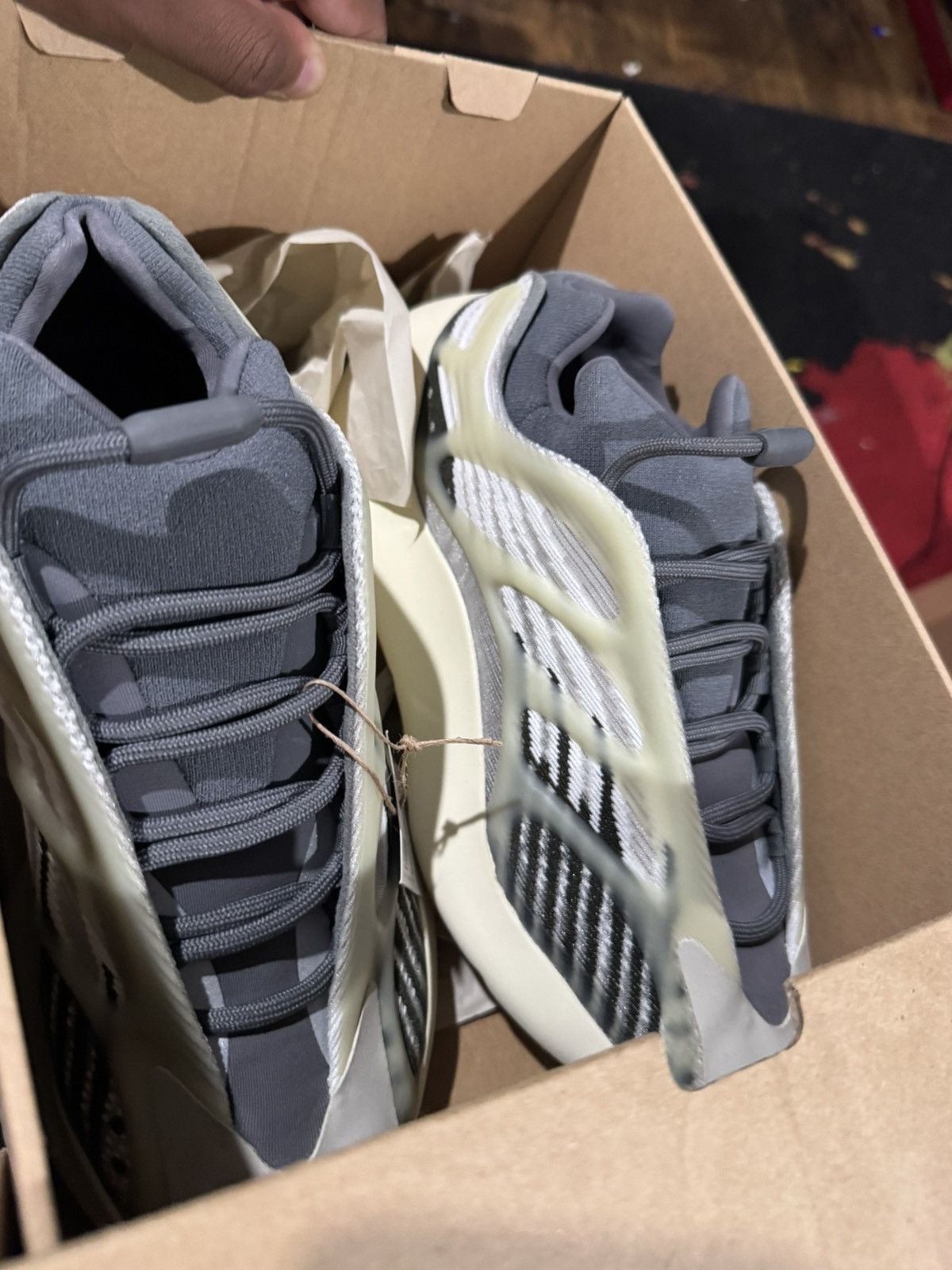 Other YEEZY 700 V3 Fade Salt Size US 7 / EU 40 - 4 Thumbnail