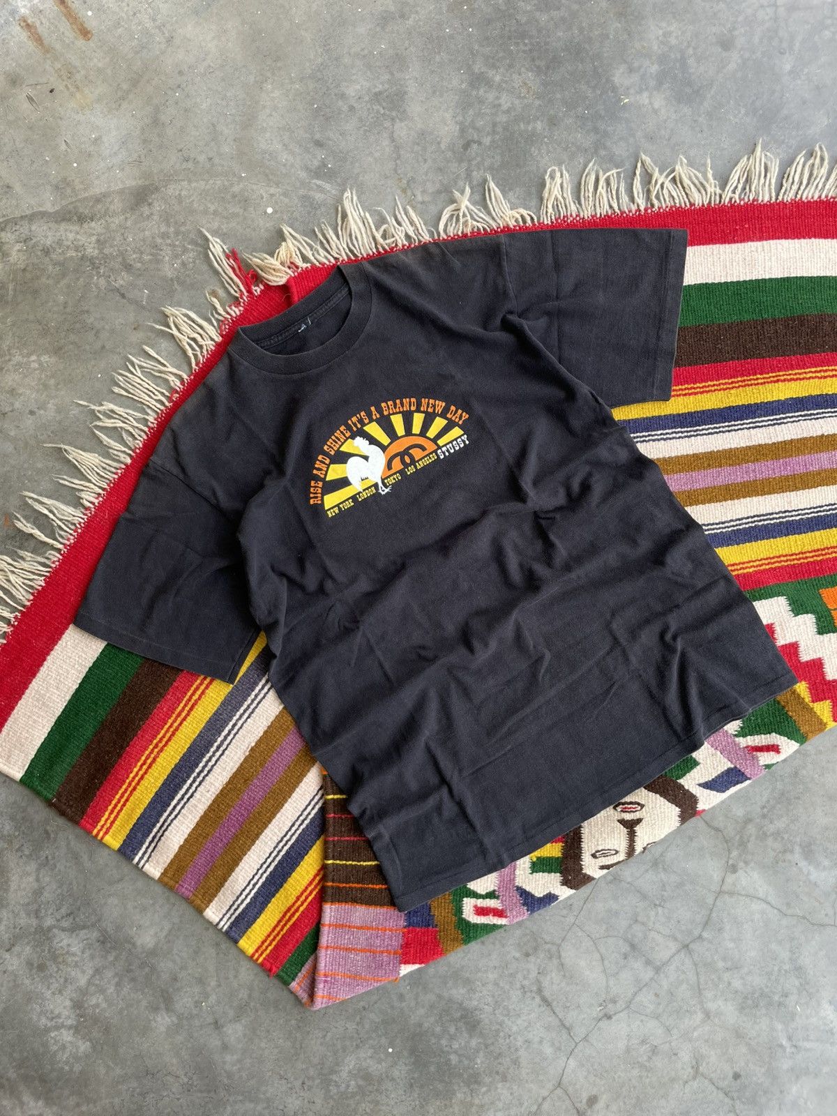 Stussy × Vintage VTG 00s Stüssy Rise & Shine Sunrise Arc Spellout Size US XL / EU 56 / 4 - 5 Thumbnail