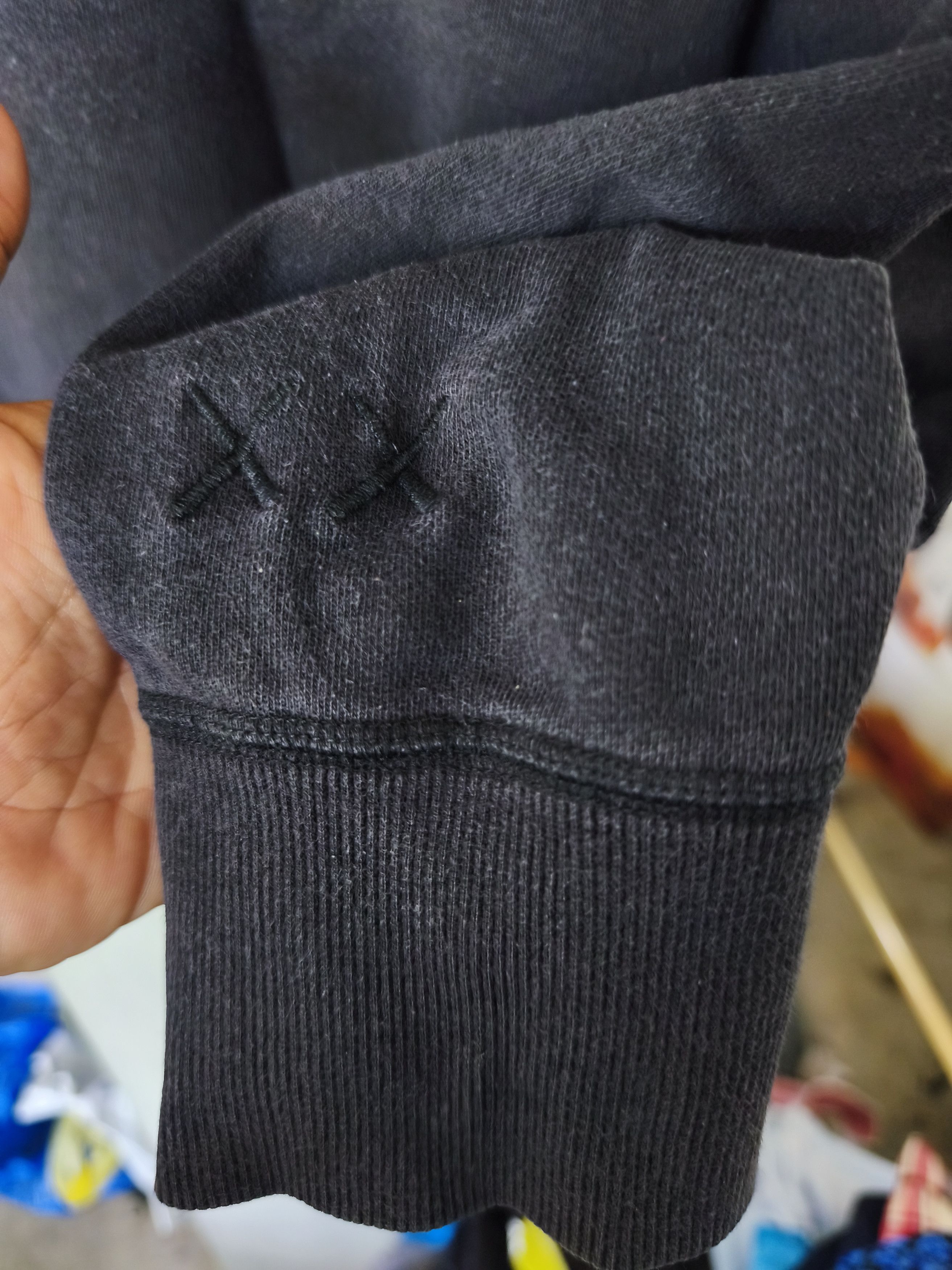 Kaws × Uniqlo UT x KAWS black sweatshirt XL Size US XL / EU 56 / 4 - 4 Thumbnail