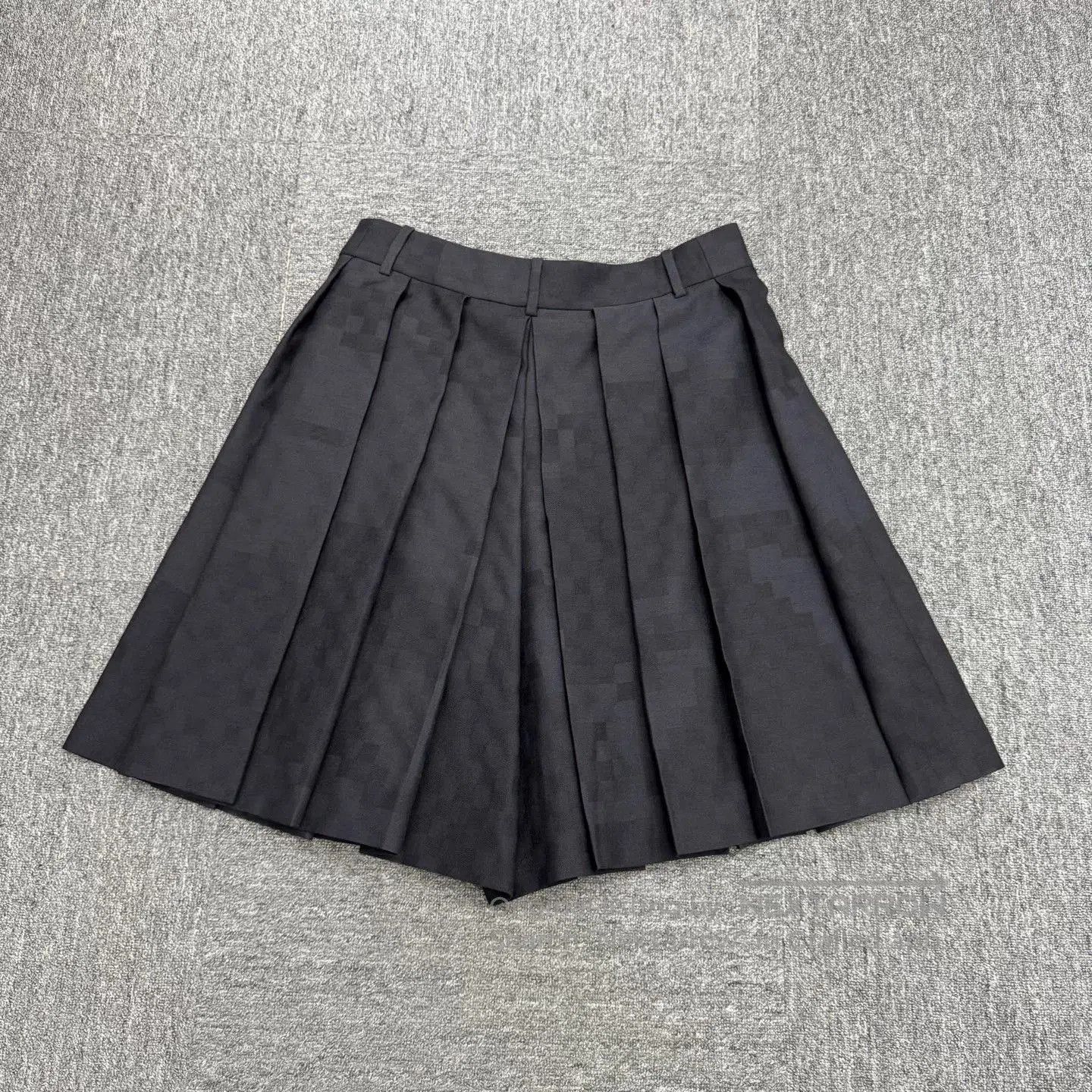 Louis Vuitton louis vuitton black pleated shorts. Size US 32 / EU 48 - 2 Thumbnail