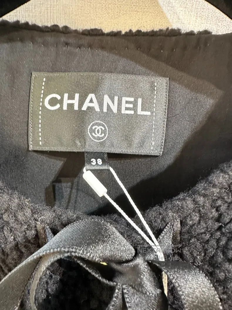 Chanel Chanel Black wool teddy bow gold buckle coat Size XS / US 0-2 / IT 36-38 - 3 Thumbnail