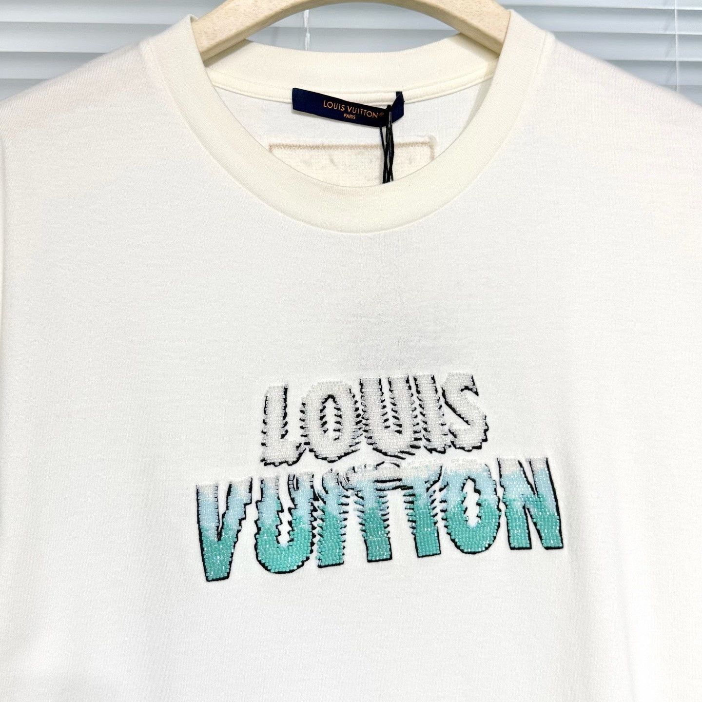 Louis Vuitton LV 2024 SS Gradient Beaded Logo T-shirt M Size US M / EU 48-50 / 2 - 3 Thumbnail