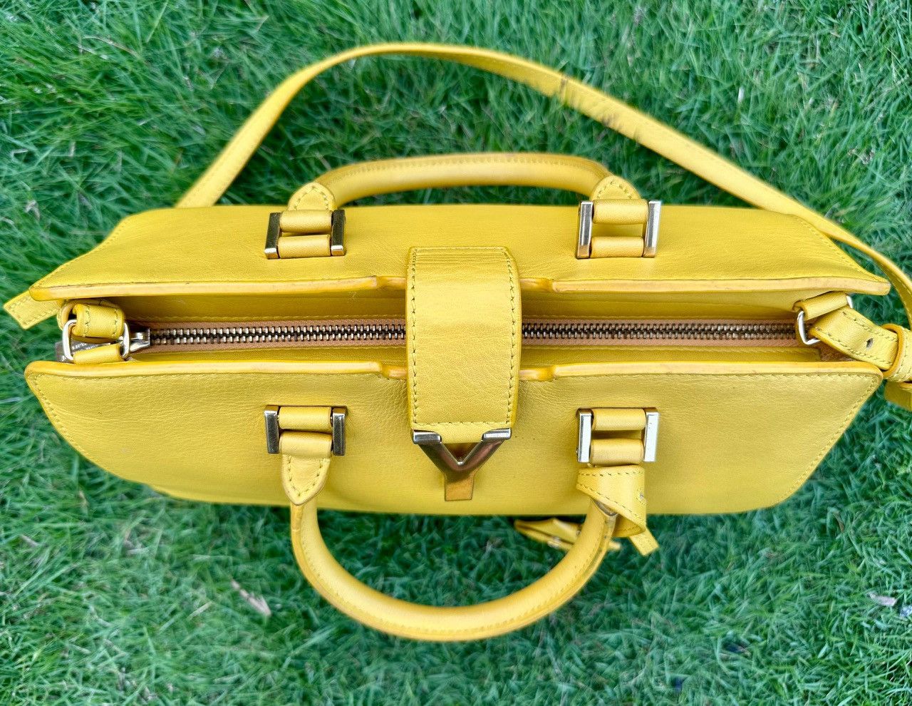 Yves Saint Laurent Authentic Yves Saint Laurent Smooth Small Y Cabas Tote Bag Size ONE SIZE - 5 Thumbnail