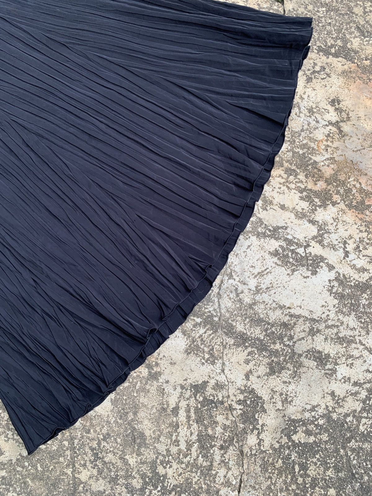 Japanese Brand × Pleats Please Issey Miyake 1990s Interplanet Japan Black Pleated Midi Skirt Size 26" / US 2 / IT 38 - 3 Thumbnail