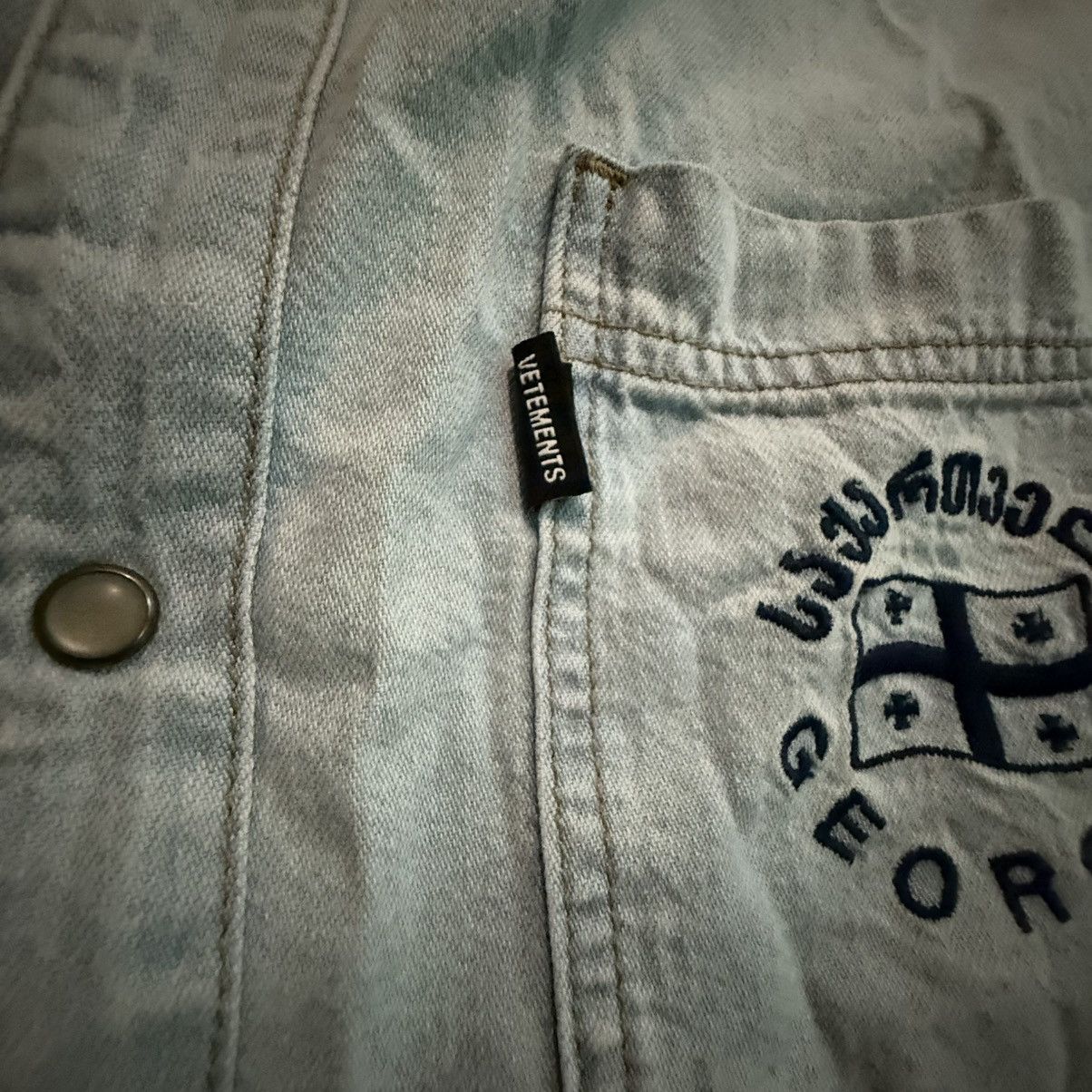 Vetements SS19 - Georgian Levis Edition Embroidered Blue Denim Shirt Size US M / EU 48-50 / 2 - 4 Thumbnail