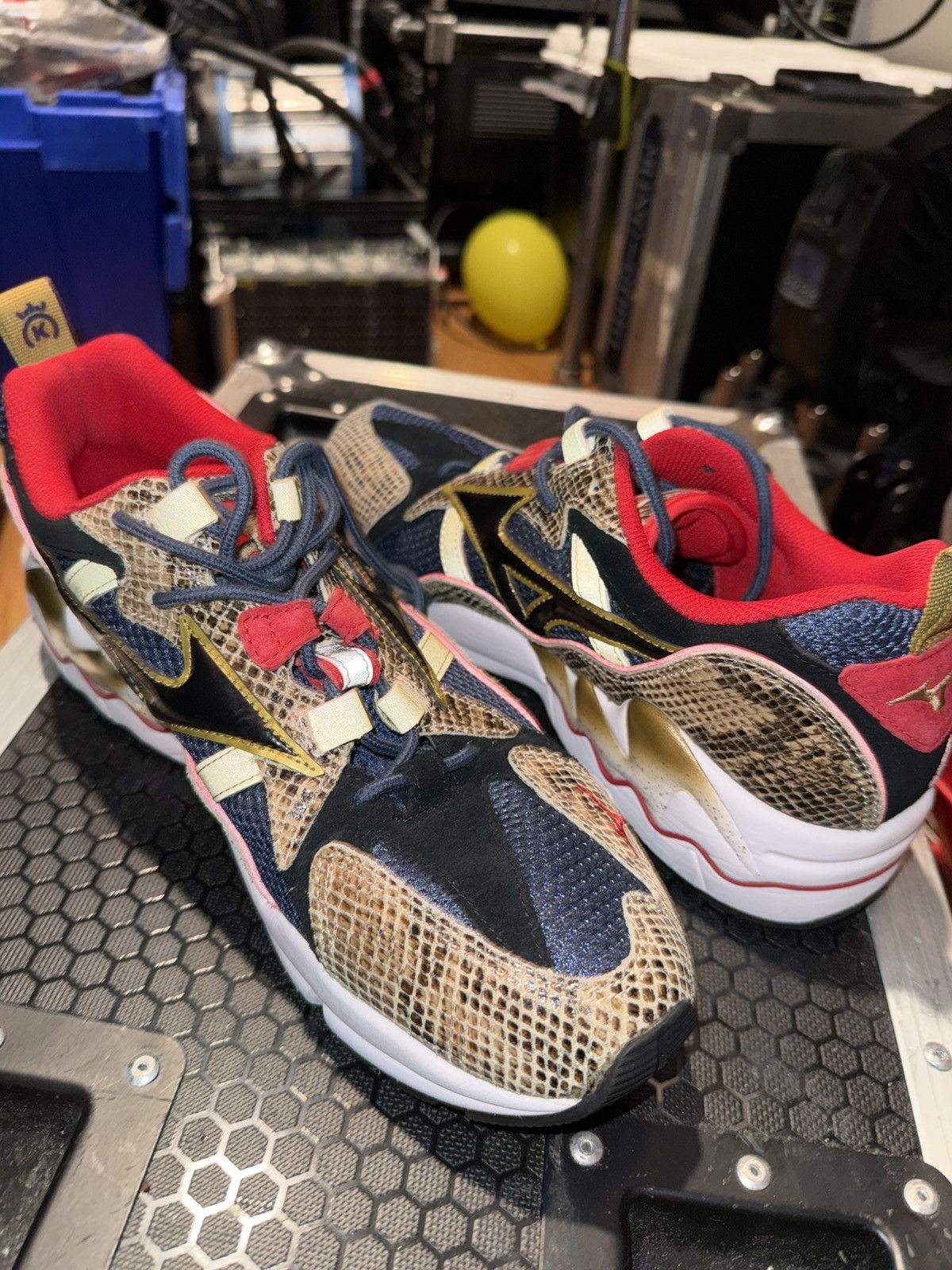Mizuno Mizuno Wave Rider 1 24 Kilates King Kobra Collectible rare Size US 11.5 / EU 44-45 - 1 Thumbnail