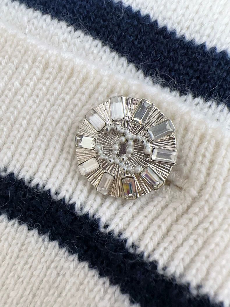 Chanel Chanel 23c white background black striped cashmere knitted Size 25" / US 0 / IT 36 - 7 Thumbnail