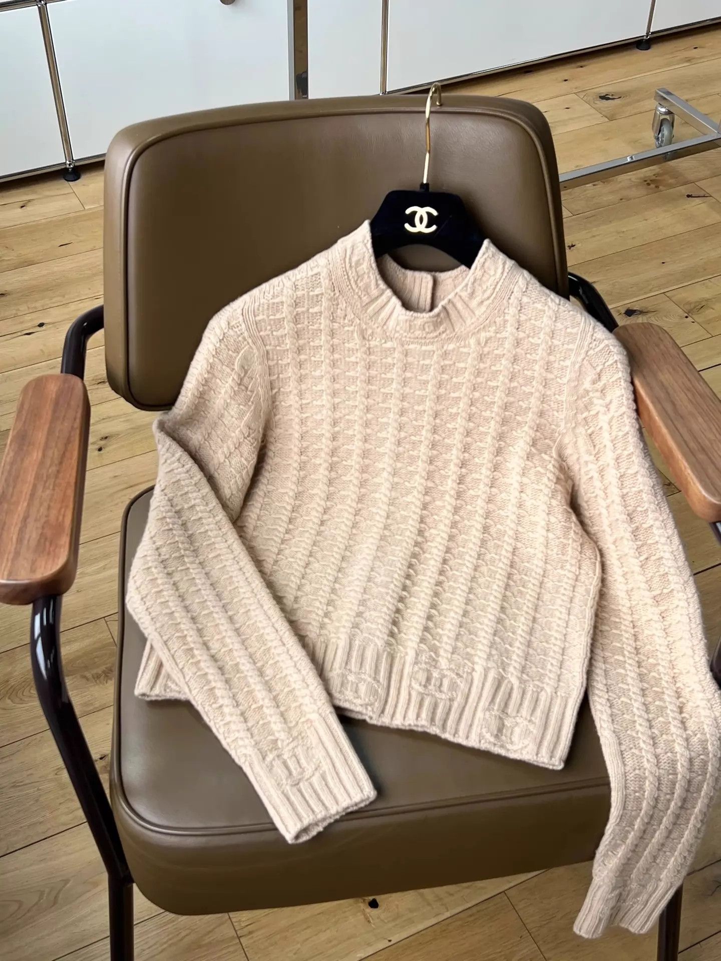 Chanel Chanel light camel CC logo round neck knit 36 reversible Size XS / US 0-2 / IT 36-38 - 5 Thumbnail