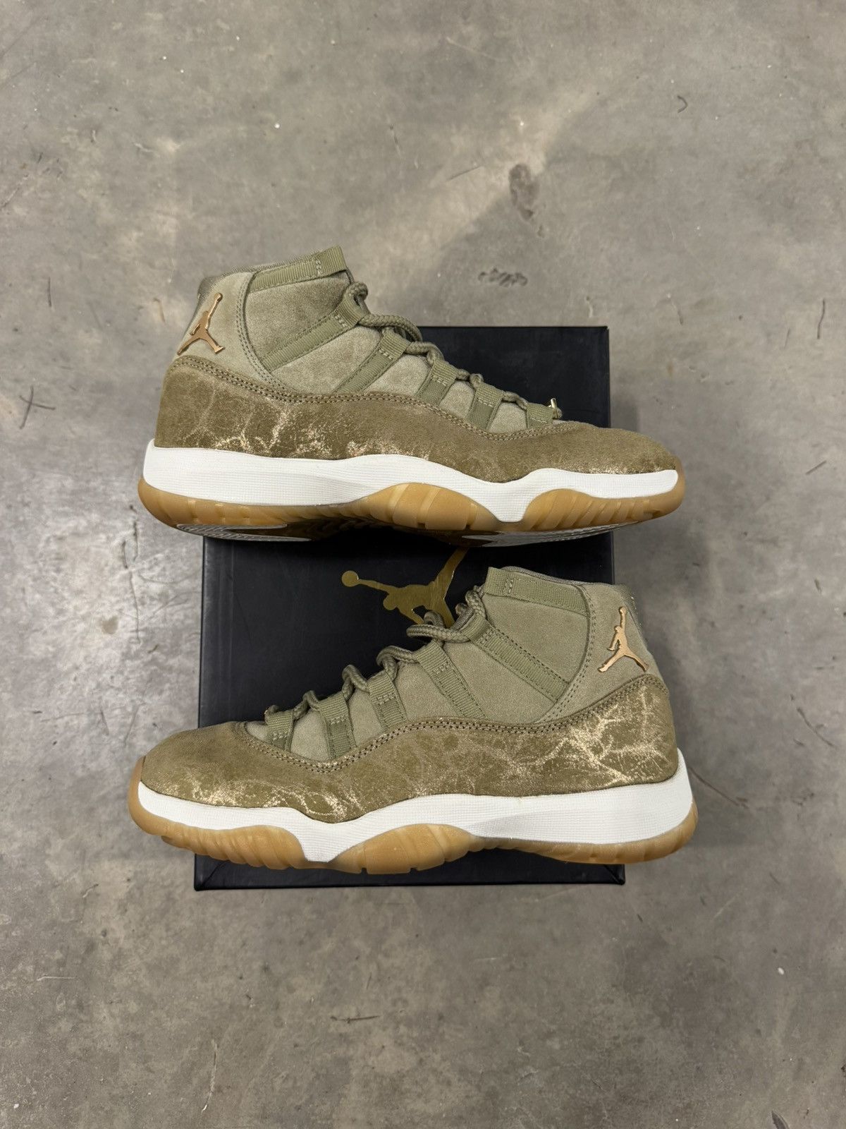 Jordan Brand Jordan 11 Retro WMNS Olive Luxury Size 8W Size US 8 / IT 38 - 2 Thumbnail