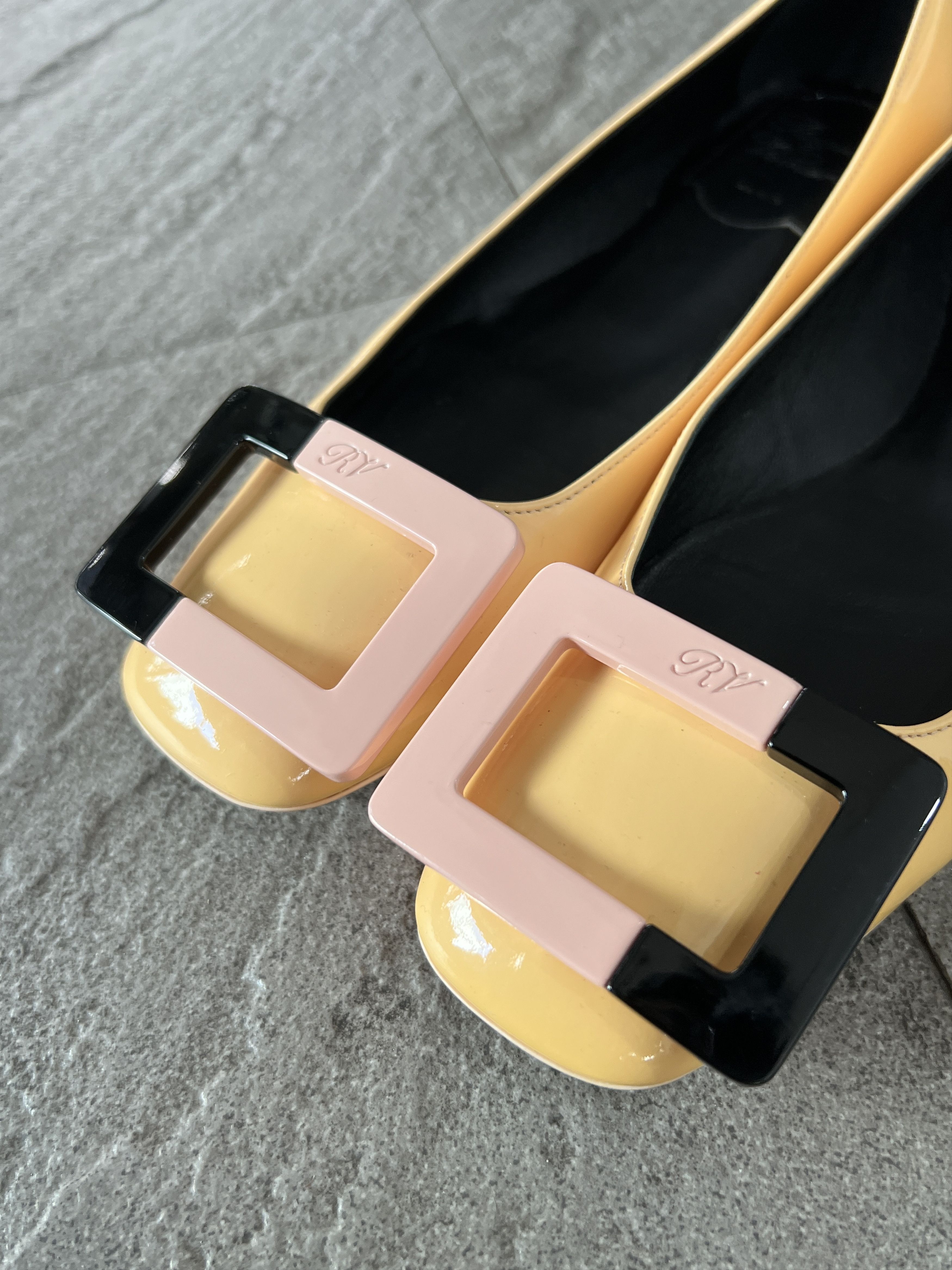 Roger Vivier Roger Vivier Gommette Patent Flats Yellow Size US 4.5 / IT 34.5 - 7 Thumbnail