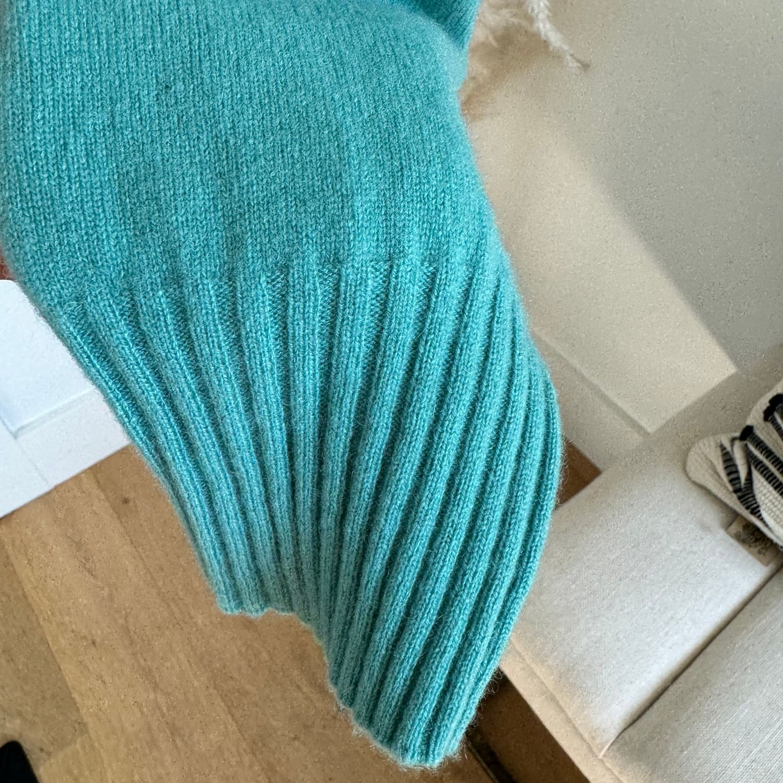 INTERMIX Intermix Elroy V-Neck Soft Oversized Cashmere Green Sweater Size XL / US 12-14 / IT 48-50 - 5 Thumbnail