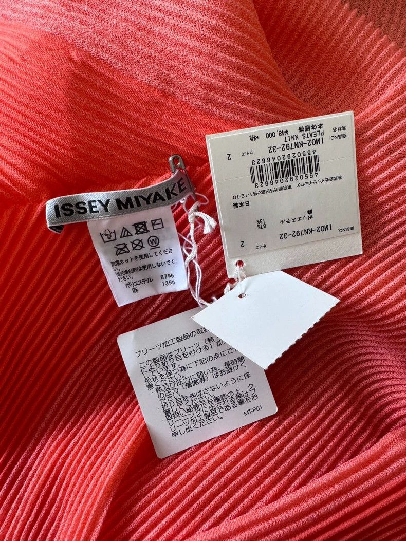 Issey Miyake size:2 Red crepe sleeveless top