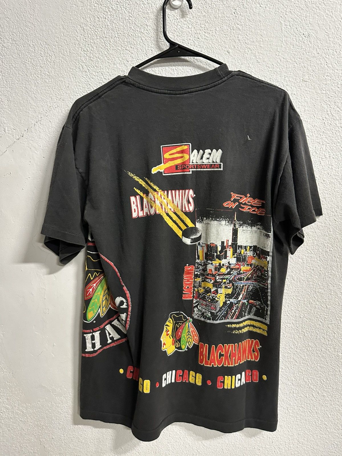 NHL Vintage Chicago Blackhawks hockey all over print T-shirt Size US L / EU 52-54 / 3 - 1 Thumbnail