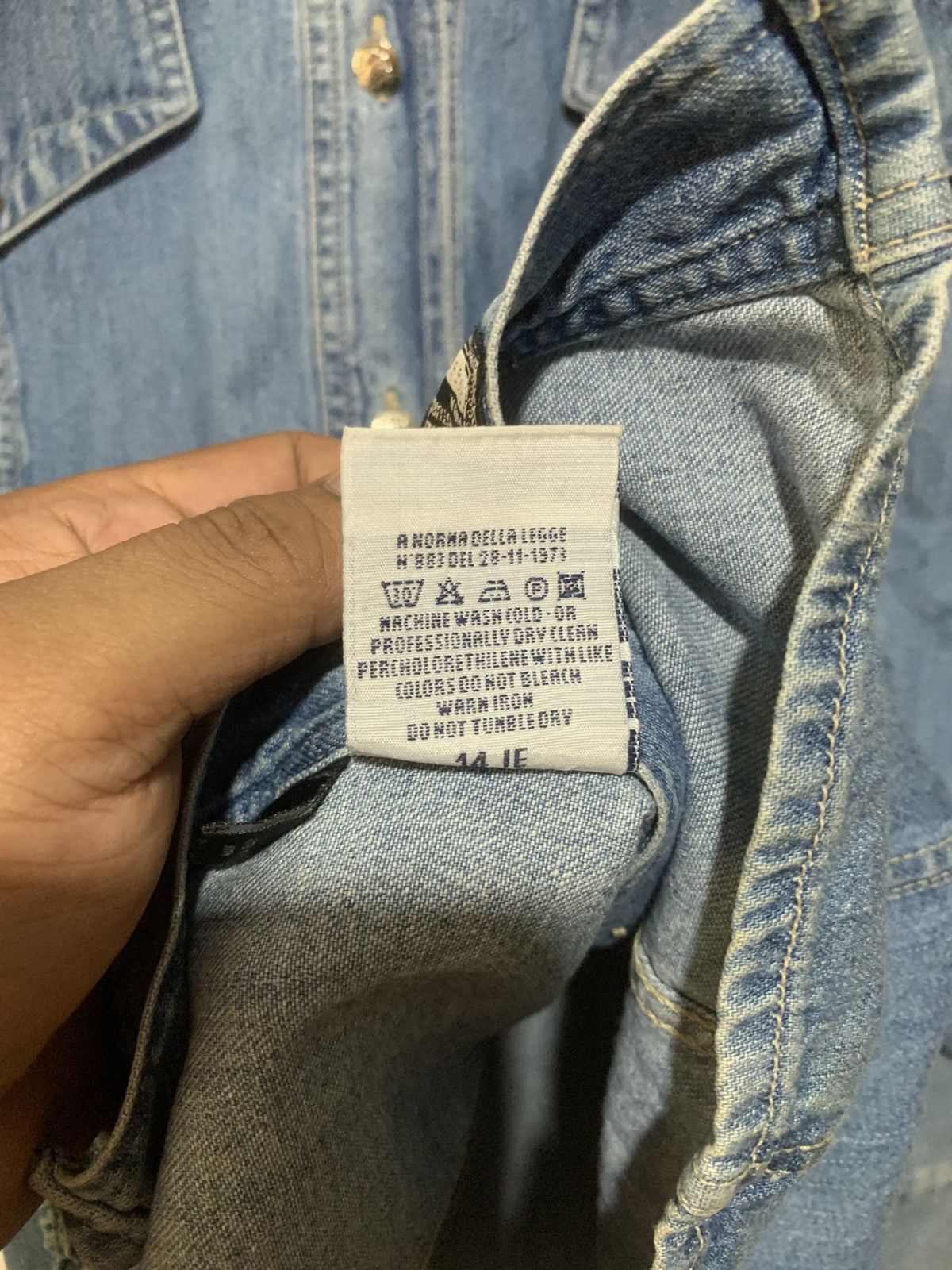 Versace Vintage 90s Istante Versace Denim Shirt w Istante Buttons Size US M / EU 48-50 / 2 - 15 Thumbnail