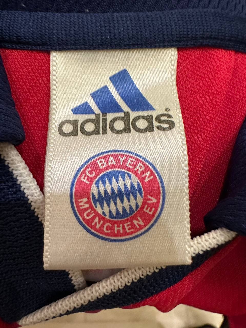 Adidas BAYERN MUNICH 1999 2000 2001 SIGNED FOOTBALL ADIDAS JERSEY Size US M / EU 48-50 / 2 - 5 Thumbnail