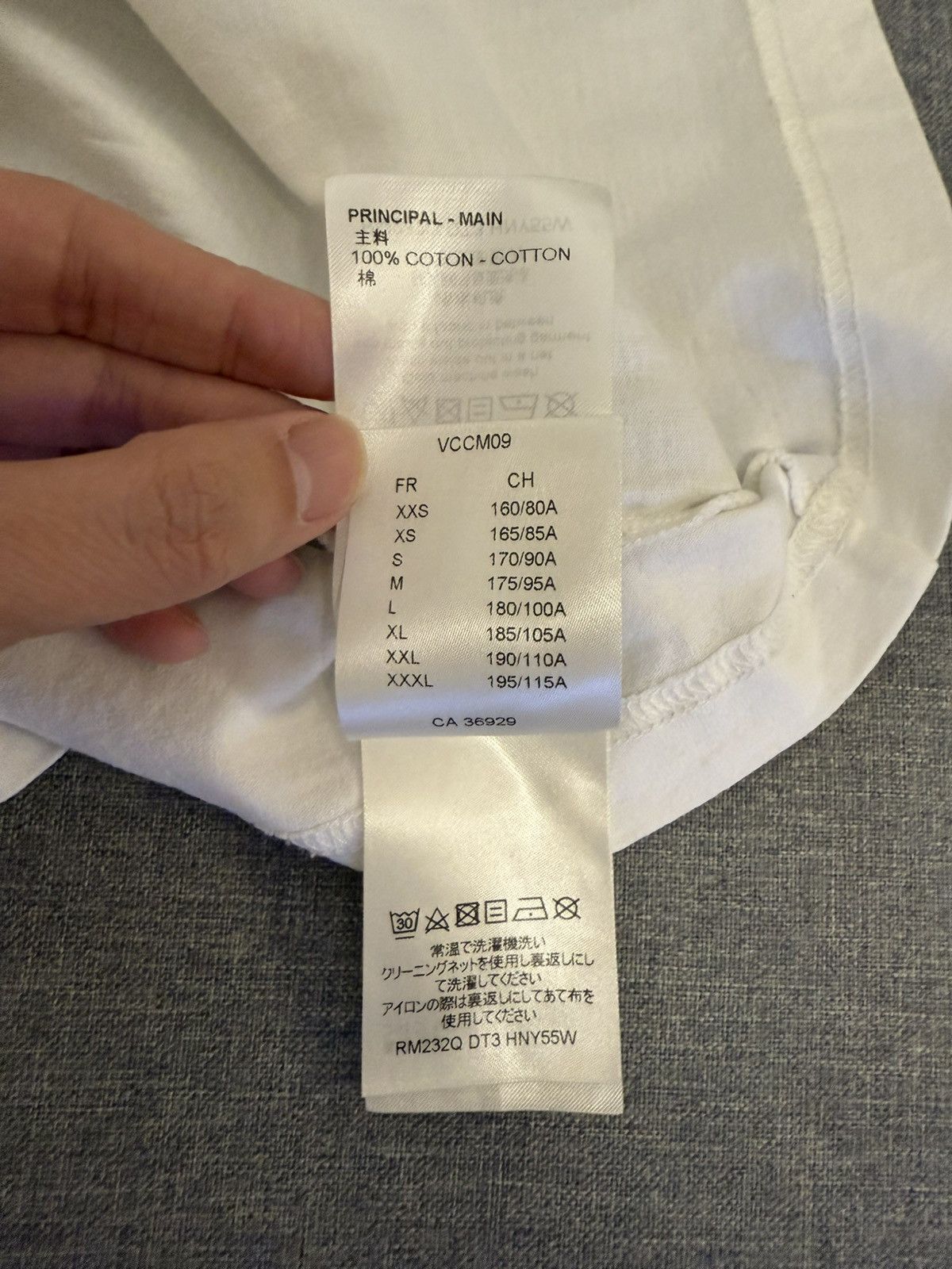Louis Vuitton Louis Vuitton embossed LV logo white t shirt L Size US L / EU 52-54 / 3 - 9 Thumbnail