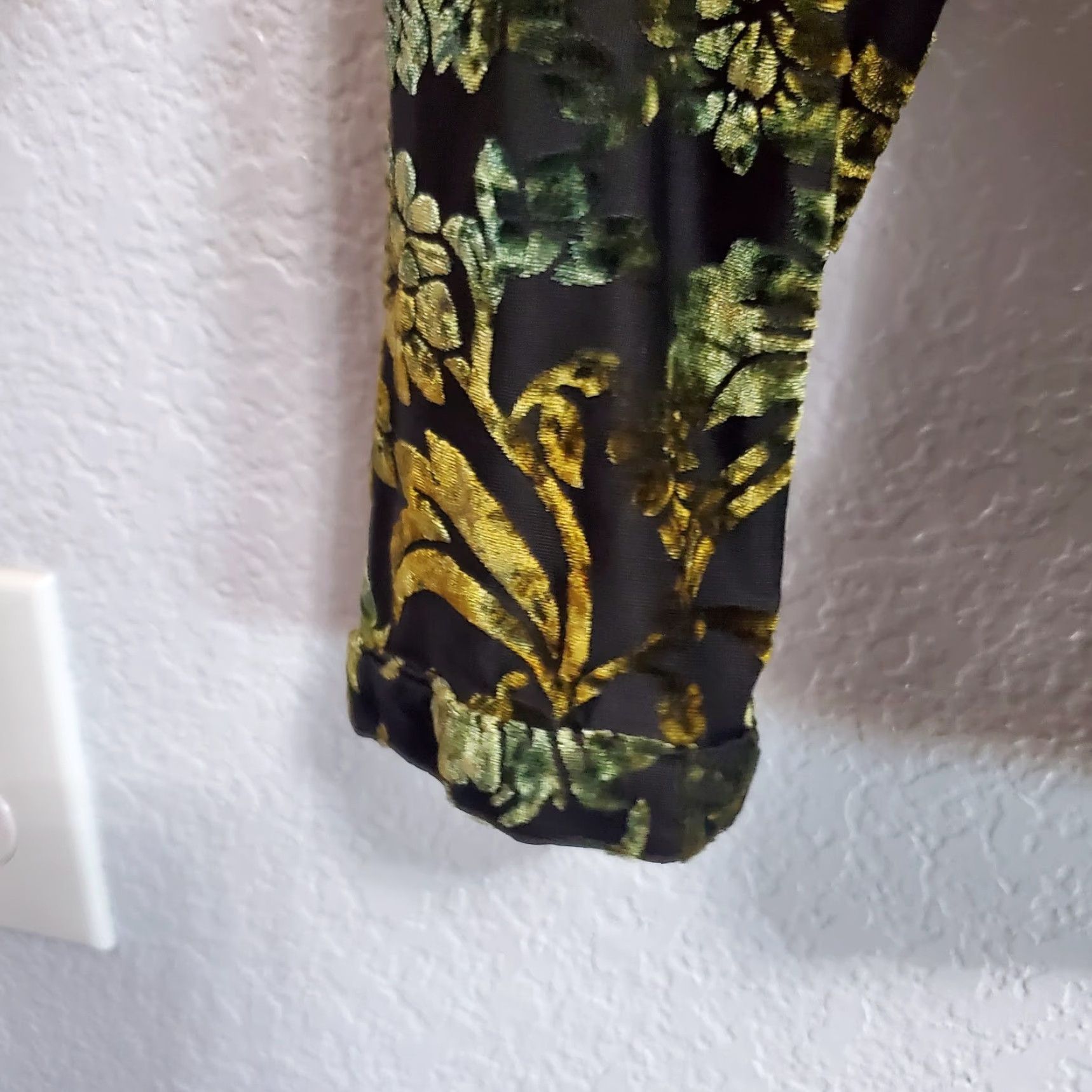 Velvet **Snoskins Women Black L Burnout Velvet Floral V-Neck Whimsigoth Goblincore** User: **Snoskins Women Black L Burnout Velvet Floral V-Neck Whimsigoth** Size L / US 10 / IT 46 - 5 Thumbnail