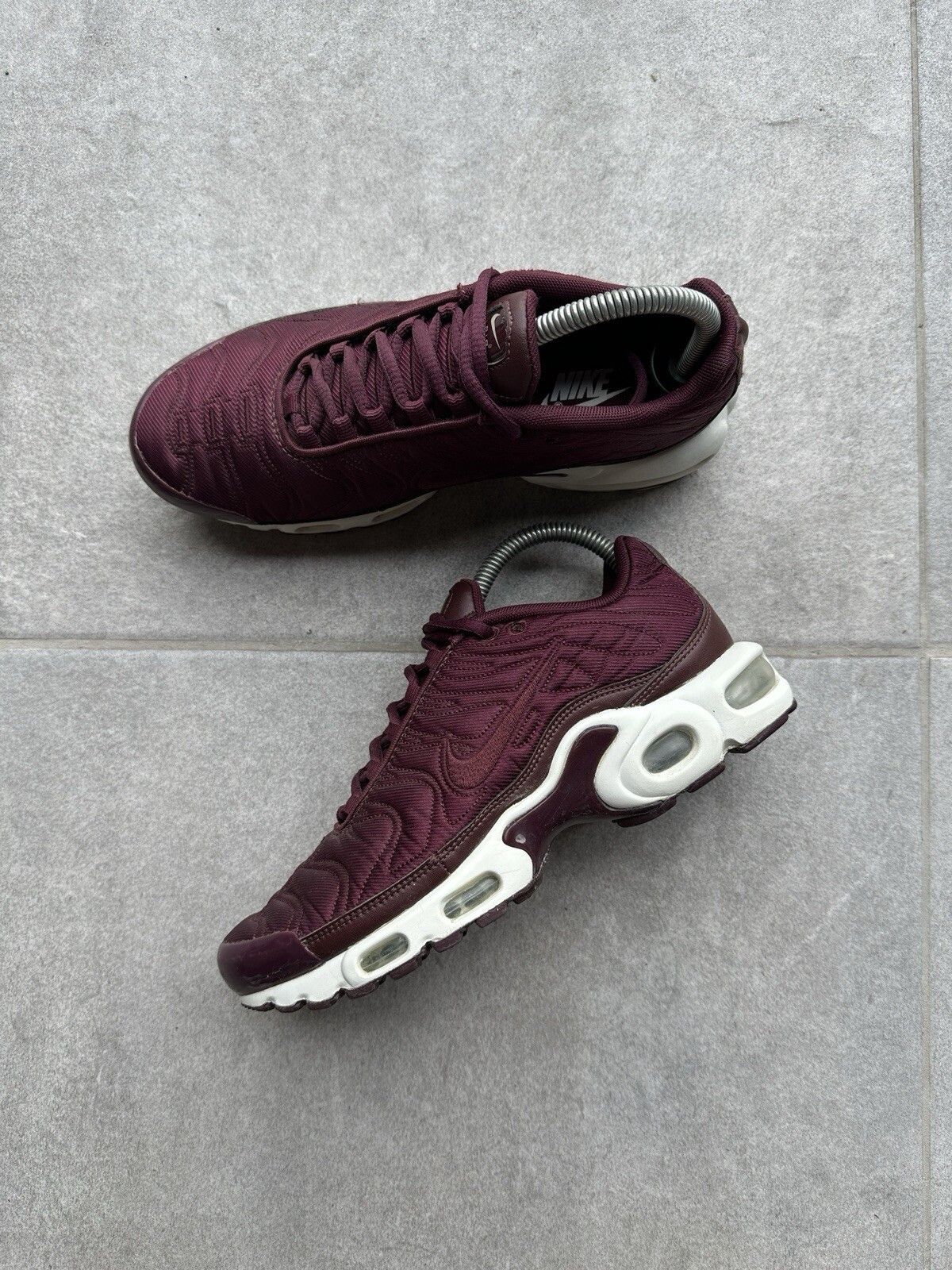 Nike Womens AIR MAX PLUS SE Metallic Mahogany Trainers Size US 7.5 / IT 37.5 - 1 Thumbnail