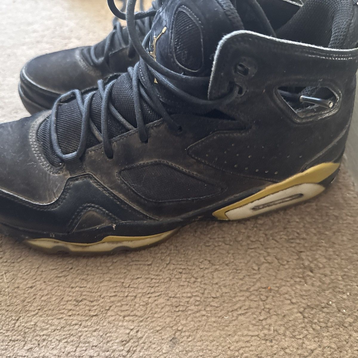 Nike Black and gold air jordans Size US 10 / EU 43 - 3 Thumbnail