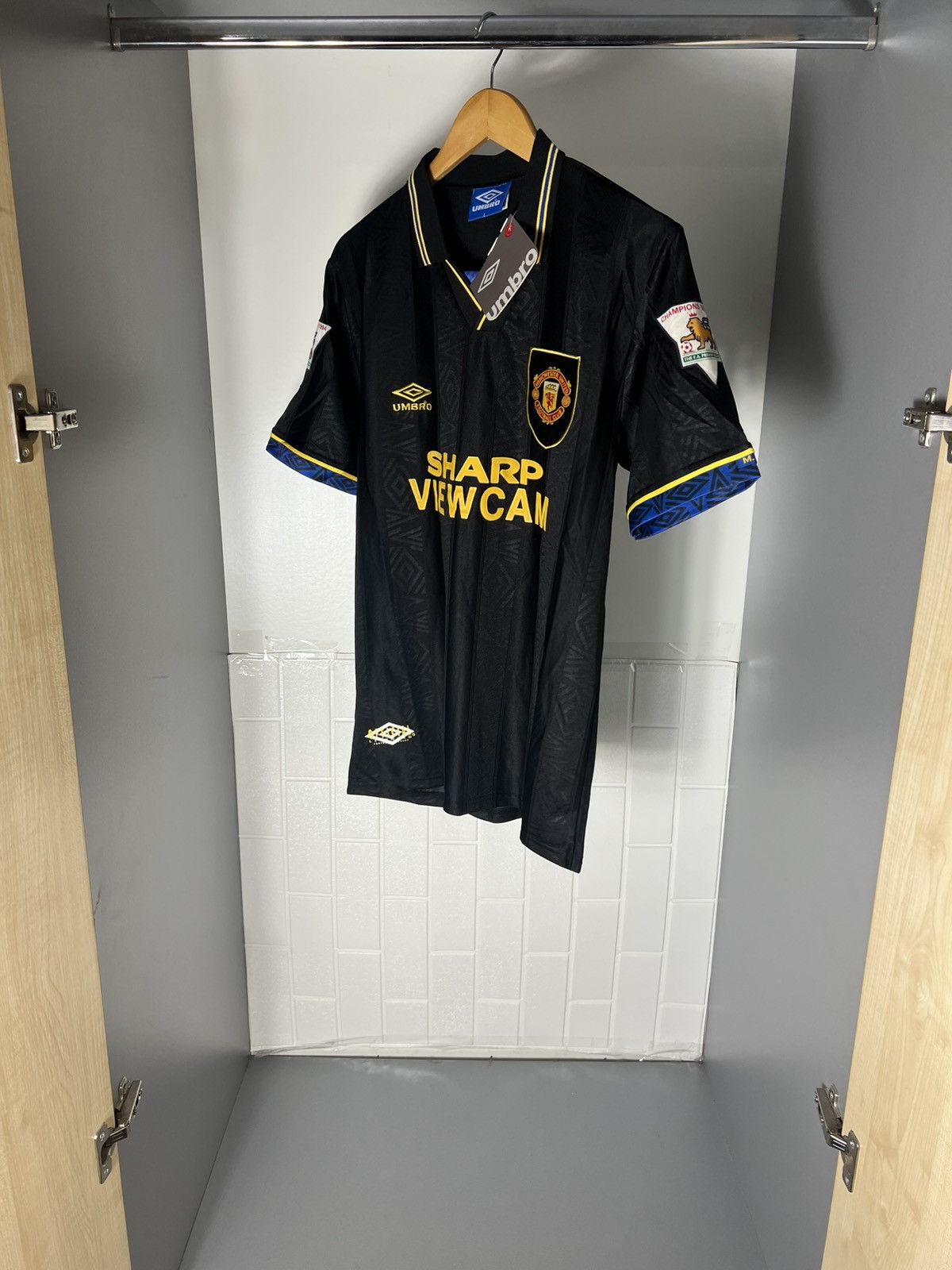 Umbro VINTAGE UMBRO FC MANCHESTER UNITED ENGLAND SOCCER JERSEY 90s Size US L / EU 52-54 / 3 - 7 Thumbnail