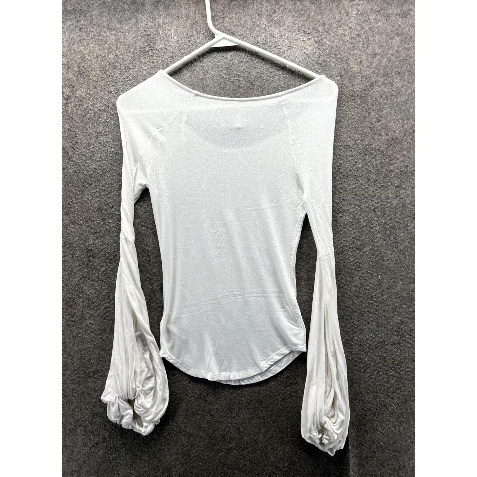 Free People VINTAGE? No. Free People Shirt Womens XS White Scoop Neck Long Balloon Sleeve Jersey Top Size XS / US 0-2 / IT 36-38 - 5 Thumbnail